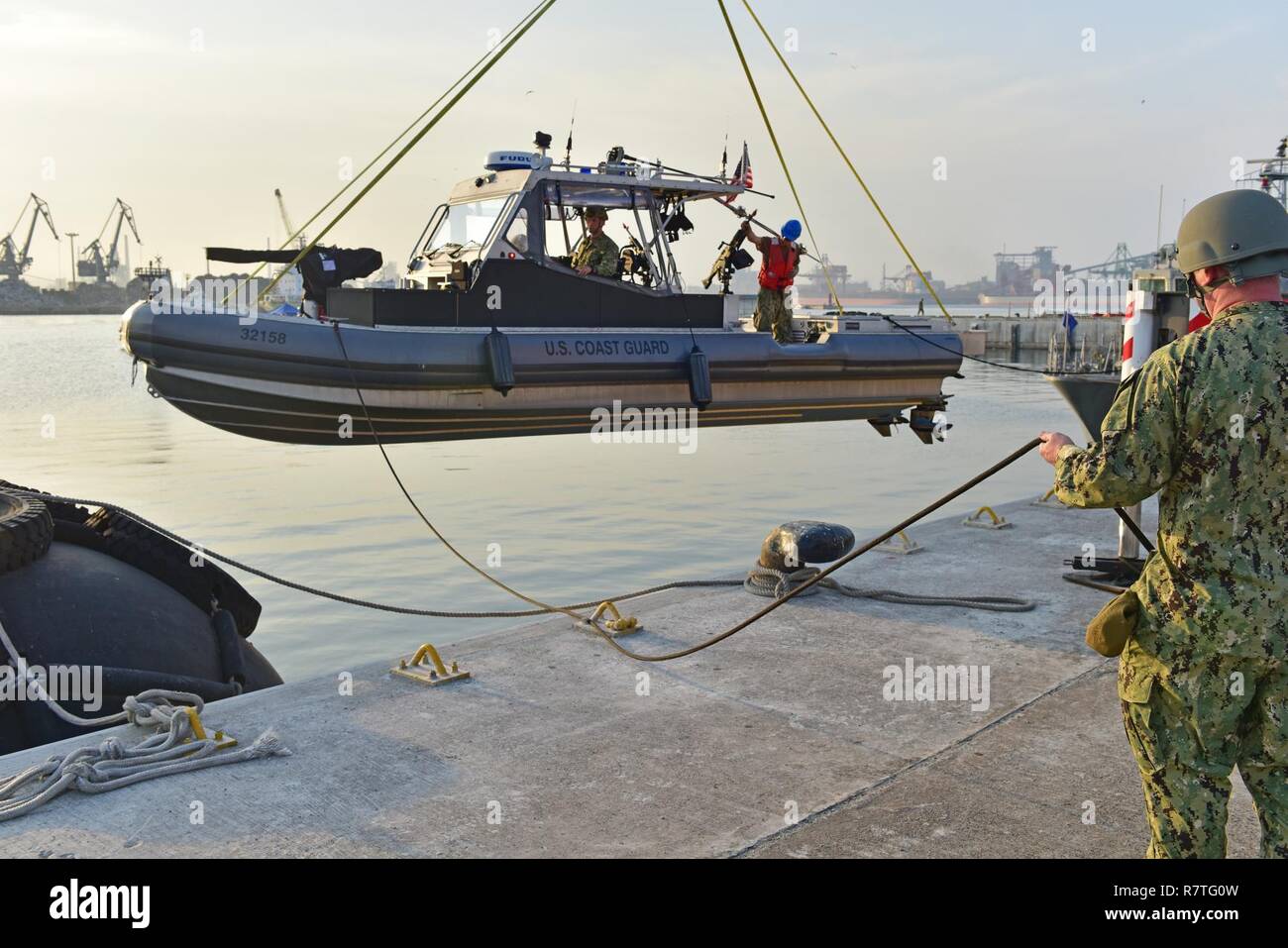 US Coast Guard Port Security Unit 312 32-Fuß Transportable Security Boot wird während der Operation Pazifik erreichen Übung 2017 in Pohang, Südkorea, 8. April 2017 ins Wasser abgesenkt. OPRex17 ist eine bilaterale Fortbildungsveranstaltung zur Bereitschaft zu gewährleisten und aufrechtzuerhalten, die Fähigkeiten, die Republik Korea und den USA Allianz zu stärken. Küste Gardisten dienen als Teil des kombinierten Aufgabengruppe, die Durchführung von Häfen, Wasserstraßen und Küsten Sicherheitsoperationen Schutz von US-ROK Vermögen und Personal Training ein Bereich Distribution Center (ADC), Air Terminal liefern Punkt (AZP), Logistik über die Ufer (lose), eine Stockfoto