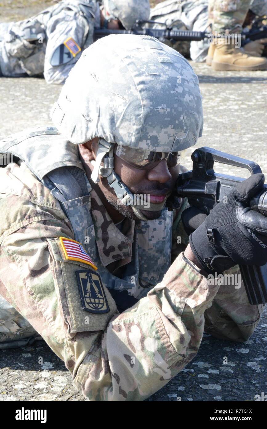 Us-Soldat, zum 39th Signal Battalion, Zug während der Reagieren auf Indirektes Feuer Übung zugewiesen, in Chièvres Air Base, Belgien, 22. März 2017. Stockfoto