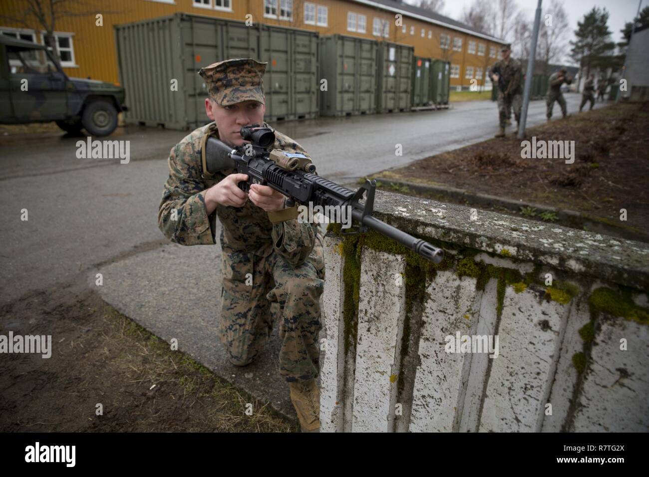 Us Marine Cpl. Markieren Rippert, eine militärische Polizist mit Marine Drehkraft Europa 17,1 (MRF-E), Beiträge Sicherheit während einer Übung patrouillieren Vaernes Garnison, Norwegen, April 6, 2017. Die infanteristen der MRF-E eine patrouillieren Paket Strafverfolgung Marines basic patrouillieren Taktiken zu unterrichten. MRF-E Marines durchgeführt die Ausbildung Bereitschaft als Vorwärts eingesetzten Kraft in Europa zu erhalten. Stockfoto