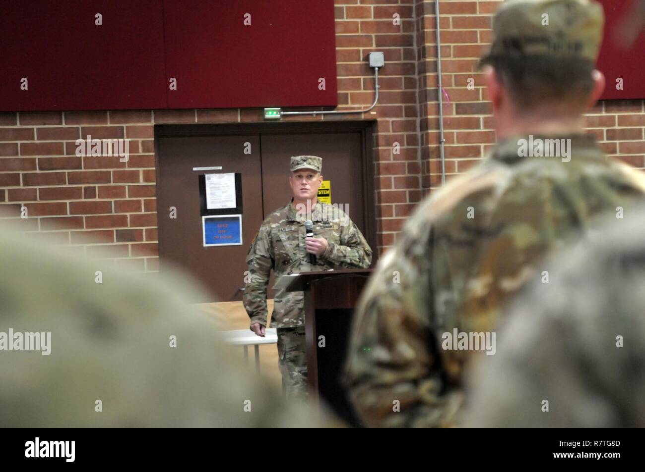 Us-Armee Oberst Jeffrey Bain, die neue 60-Truppe Befehl Commander, Adressen seiner neuen Einheiten und Soldaten während einer Änderung des Befehls Zeremonie an der Claude T. Bowers militärische Zentrum, Raleigh, North Carolina, April 2, 2017. 60 TC ist die unterschiedlichsten Brigade der North Carolina Army National Guard. Es besteht aus speziellen Betriebe unternehmen, ein Field Artillery Battalion, Recruiting und Retention Bataillon, eine Beseitigung von Explosivstoffen Unternehmen, eine Army Band, eine medizinische Abteilung, eine öffentliche Angelegenheiten Loslösung und eine militärische Geschichte ablösen. Stockfoto