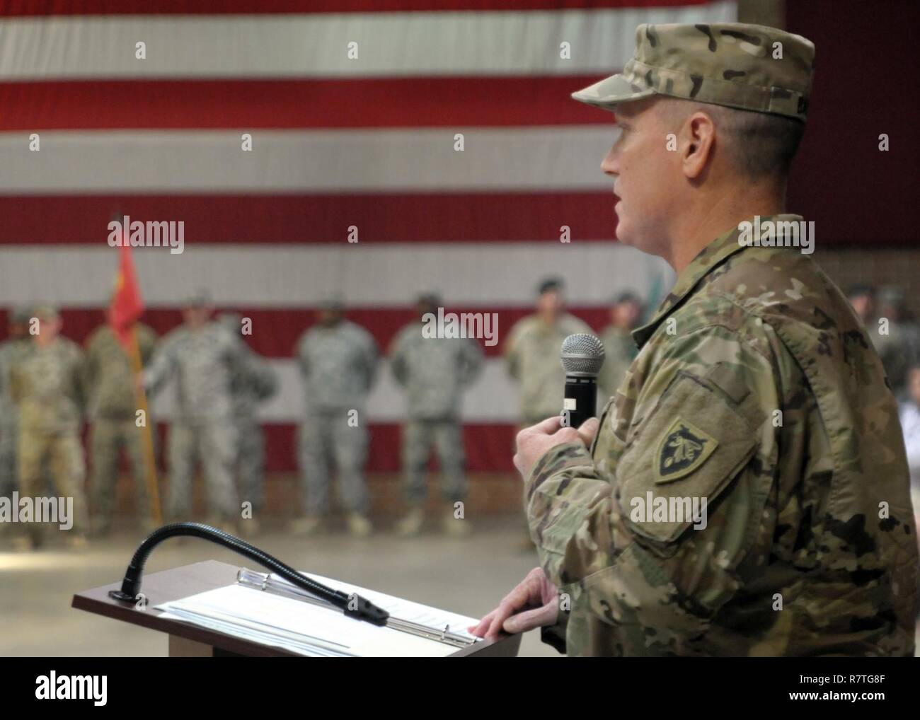 Us-Armee Oberst Jeffrey Bain, die neue 60-Truppe Befehl Commander, Adressen seiner neuen Einheiten und Soldaten während einer Änderung des Befehls Zeremonie an der Claude T. Bowers militärische Zentrum, Raleigh, North Carolina, April 2, 2017. 60 TC ist die unterschiedlichsten Brigade der North Carolina Army National Guard. Es besteht aus speziellen Betriebe unternehmen, ein Field Artillery Battalion, Recruiting und Retention Bataillon, eine Beseitigung von Explosivstoffen Unternehmen, eine Army Band, eine medizinische Abteilung, eine öffentliche Angelegenheiten Loslösung und eine militärische Geschichte ablösen. Stockfoto