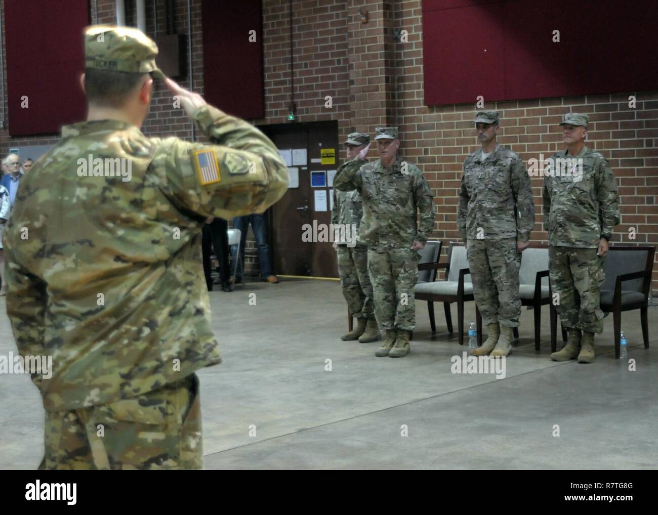 US Army Colonel Jeffrey Bain, der neue 60. Truppe Befehl Kommandant salutiert US Army Lt. Col. Dana Tucker, der Executive Officer für 60. TC, eine Änderung der Befehl Zeremonie im Claude T. Bowers Militär Center, Raleigh, North Carolina, 2. April 2017 abzuschließen. 60. TC ist die unterschiedlichsten Brigade von der North Carolina Army National Guard. Es besteht aus Special Operations Unternehmen, ein Feld-Artillerie-Bataillon, ein Recruiting und Retention Bataillon, eine Explosive Ordnance Disposal Firma, ein Army Band Unternehmen, eine medizinische Abteilung, eine Public Affairs-Abteilung und eine militärische Geschichte detachm Stockfoto