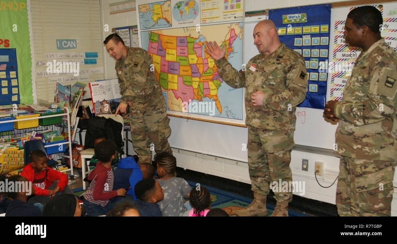 (Nach rechts) Sgt. Nick Orlick, Maj. Jonwayne Lindsey, und Sgt. 1. Klasse Kevin Johnson, beantworten Fragen über ihre Armee Jobs mit erstlingssortierer an der Southampton's Elementary School Career Day in Richmond, Virginia, 31. März 2017. Stockfoto