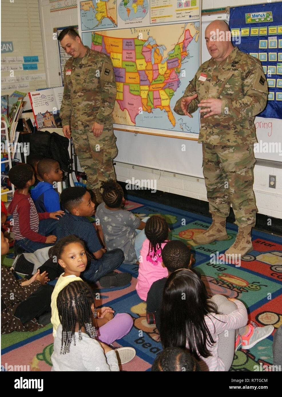 (Links nach rechts) Sgt. Nick Orlick und Generalmajor Jonwayne Lindsey erzählen lustige Geschichten ihrer Armee Druckaufträge Erstklässler am Southampton Elementary School Career Day in Richmond, Virginia, 31. März 2017. Stockfoto