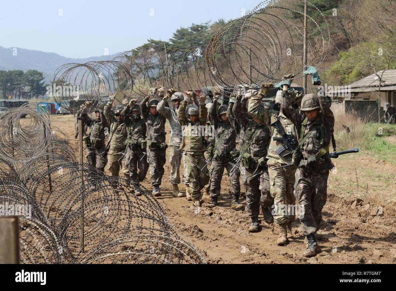 Soldaten aus 2ID Sustainment Brigade und das 대한민국 육군 (Republik der Korea Armee) 2. Logistik Support Command Konstrukt ihres Fachs, 8. April 2017, in Vorbereitung für eine kombinierte Verteilung Übung vor Ort in der Nähe von Pohang, Südkorea. Die CDEx ist Teil der Übung Operation Pacific Reichweite 17 und zielt darauf ab, die USA und ROK Partnerschaft und Interoperabilität zu stärken. Stockfoto