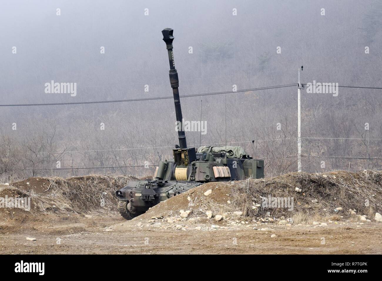 YEONCHEON-GUN, Südkorea - Ein M109A6 Paladin Artillerie system vom 1.BATAILLON, 5 Field Artillery Regiment, 1st Armored Brigade Combat Team, 1.Infanterie Division, bereitet eine 155 mm Projektil während des Betriebs Louisiana schießwesen Qualifikation Ausbildung in Yeoncheon-gun, Südkorea 28. März zu feuern. Die Schulung gab Bataillon Führung die Möglichkeit zu bewerten und zertifizieren Paladin platoons. Stockfoto