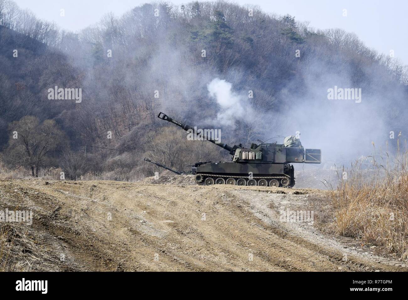 YEONCHEON-GUN, Südkorea - Ein M109A6 Paladin Artillerie system vom 1.BATAILLON, 5 Field Artillery Regiment, 1st Armored Brigade Combat Team, 1.Infanterie Division, feuert eine 155 mm Projektil während Schießwesen Qualifikation Ausbildung in Yeoncheon-gun, Südkorea 28. März. Die Schulung gab Bataillon Führung die Möglichkeit zu bewerten und zertifizieren Paladin platoons. Stockfoto