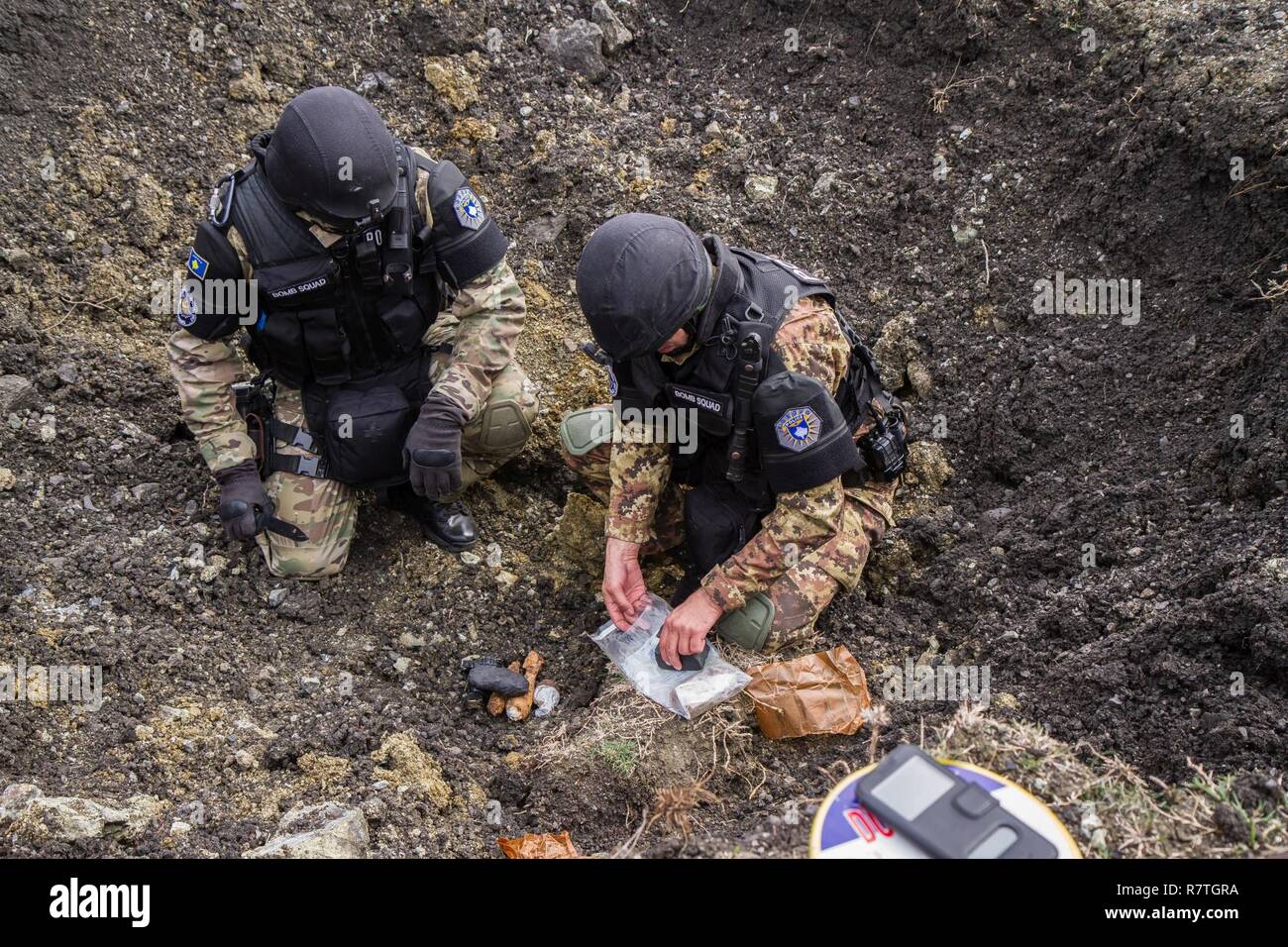 Mitglieder der kosovarischen Polizei Bomb Squad bereiten ihre kampfmittel Für einen Abriss in Orahovac, Kosovo, April 4. Der Abriss wurde Teil des Internationalen des Bewußtseins für das Minenproblem und der Unterstützung bei der Minenräumung Tag, dieser Tag der Beginn der humanitären Minenräumung Saison im Kosovo vertreten. Stockfoto