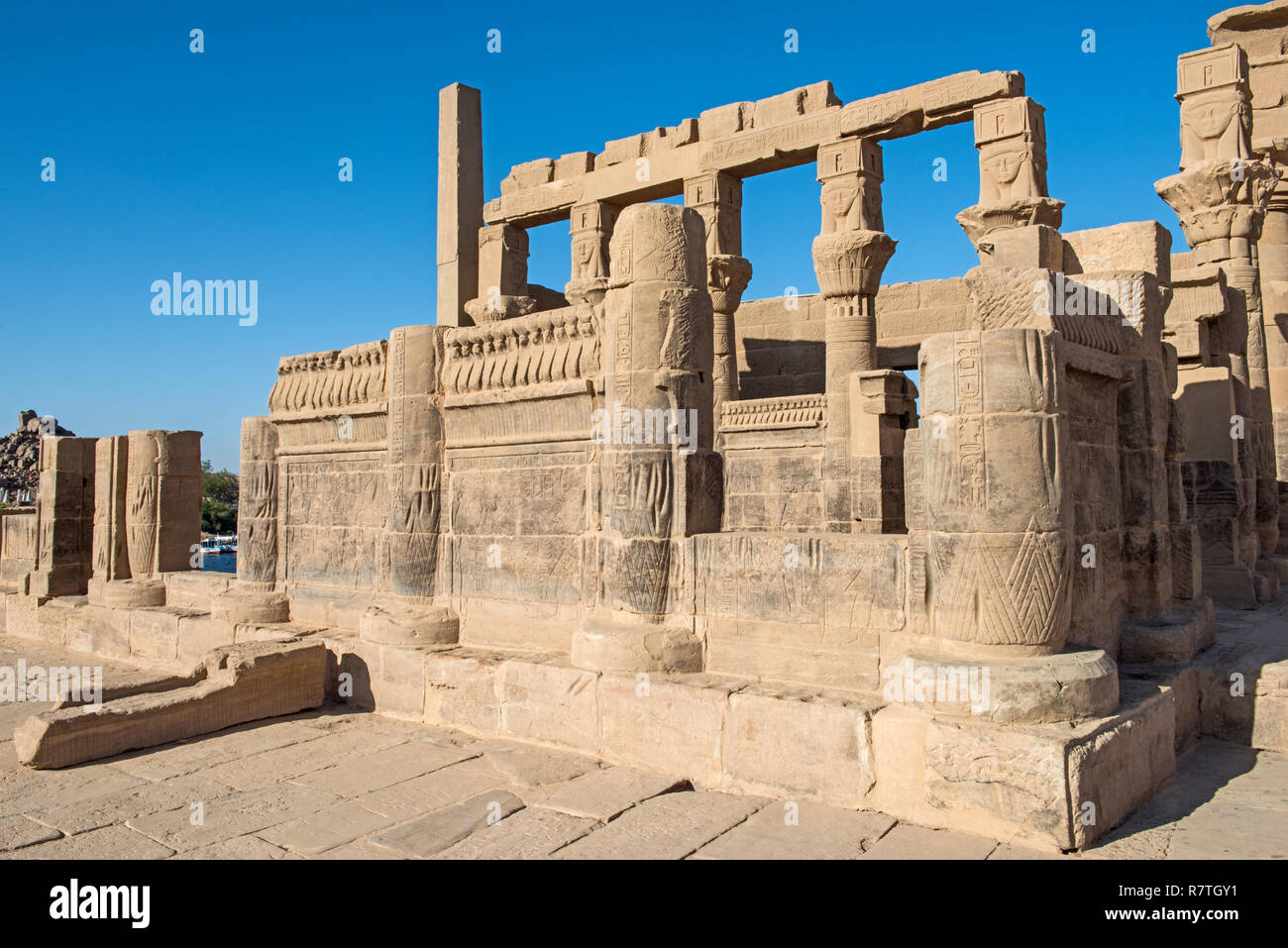 Hieroglypic Schnitzereien und Spalten in alten ägyptischen Tempel der Isis auf der Insel Philae Assuan Stockfoto