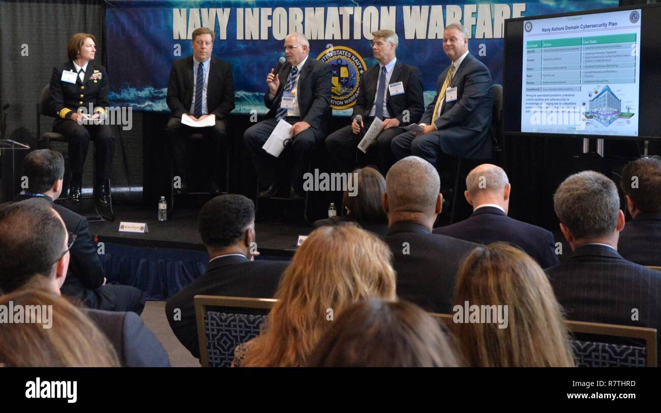 National Harbor, MD (Apr. 4, 2017) Rob Baker, Marine Engineering Befehl bespricht Netze an Land Schutz während eines cybersecurity Panel in der Marine Information Warfare Pavillon am Meer 2017, Luft- und Raumfahrt (SAS) Exposition. Abgebildet mit Baker von links nach rechts sind panel Moderator hinten Adm. Nancy Norton, Direktor der Kriegsführung Integration für Information Warfare (OPNAV N2 N6 F)/Stellvertretender Direktor, Marine Cybersecurity; Brian Marsh, stellvertretender Chefingenieur für Mission Assurance, Raum und Naval Warfare Systems Command; Scott St. Pierre, Naval Sea Systems Command und Bill Williford, vertreten Stockfoto