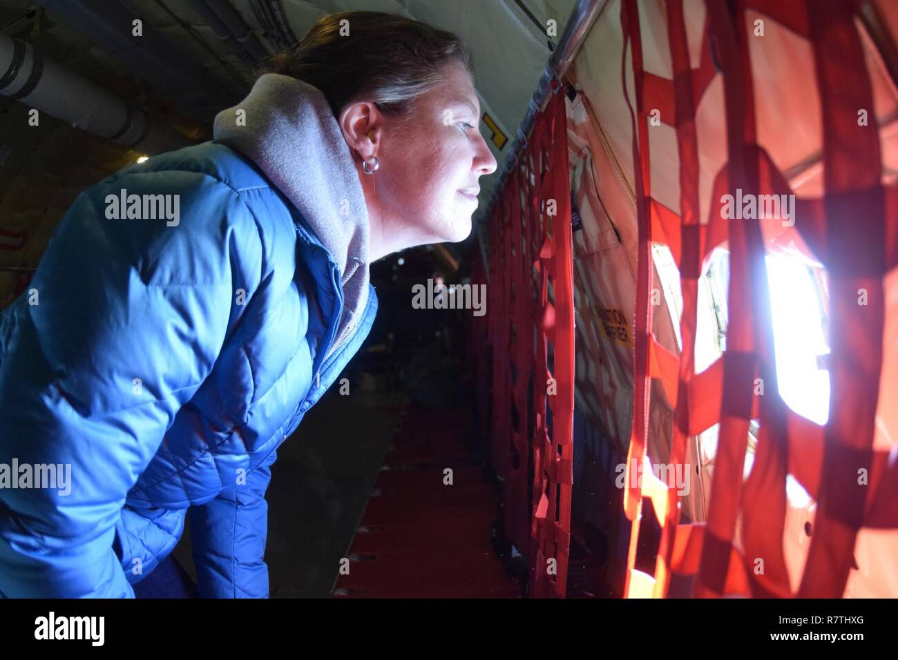 Elizabeth Anthony, ein Mitglied der Klasse der Tinker Air Force Base Honorary Commander's 2017, schaut durch einen Rumpf Fenster einer KC-135 R Stratotanker der 507th Air Refuelling Flügel, Air Force Reserve Command, während eines lokalen Ausbildung Flug April 6, 2017, von Tinker Air Force Base, Oklahoma. Die Ehrenamtlichen Commander's über Mission der KC-135 Stratotanker R's während der Luftbetankung Mission mit F-16 Fighting Falcons der 138 Fighter Wing, Oklahoma Air National Guard gelernt. Stockfoto