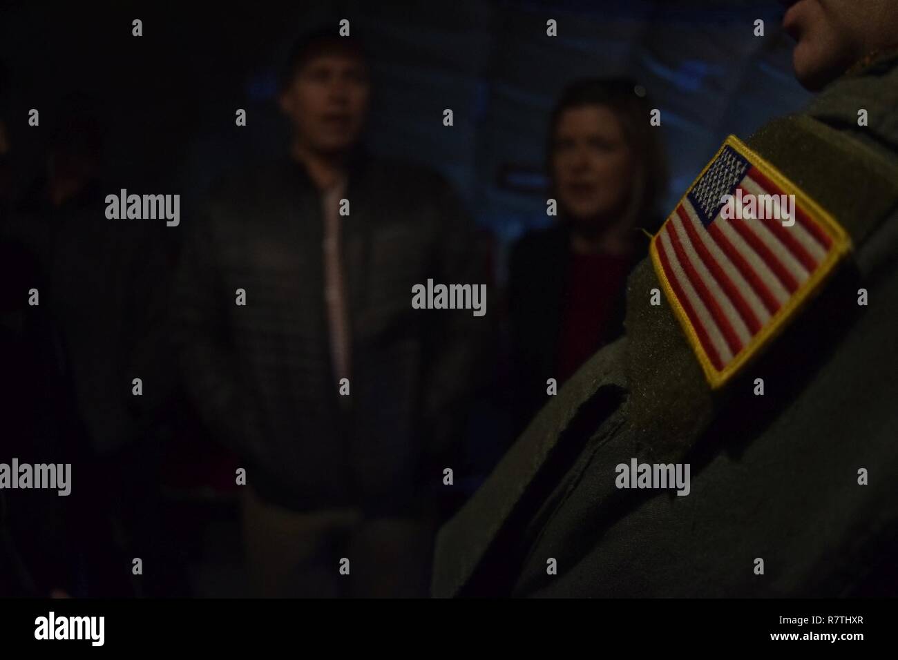 Die amerikanische Flagge ist scharf auf die Schulter eines Mitglieds der 507th Air Refuelling Flügel, Air Force Reserve Command, während einer Mission Briefing an Bord einer KC-135 Stratotanker R für 2017 Klasse 6. April die Tinker Air Force Base Honorary Commander's, 2017, Tinker Air Force Base, Oklahoma. Die Ehrenamtlichen Commander's über Mission der KC-135 Stratotanker R's während der Luftbetankung Mission mit F-16s Der 138 Fighter Wing, Oklahoma Air National Guard gelernt. Stockfoto