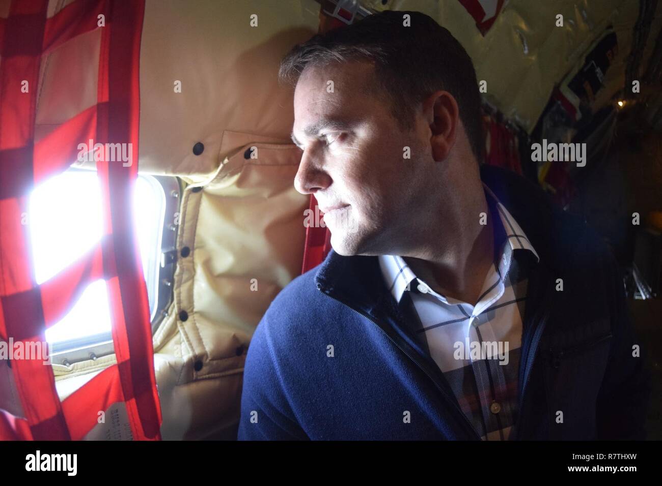 Lane Neal, Mitglied der Klasse der Tinker Air Force Base Honorary Commander's 2017, blickt ein Rumpf Fenster einer KC-135 R Stratotanker der 507th Air Refuelling Flügel, Air Force Reserve Command, während eines lokalen Ausbildung Flug April 6, 2017, von Tinker Air Force Base, Oklahoma. Die Ehrenamtlichen Commander's über Mission der KC-135 Stratotanker R's während der Luftbetankung Mission mit F-16s Der 138 Fighter Wing, Oklahoma Air National Guard gelernt. Stockfoto