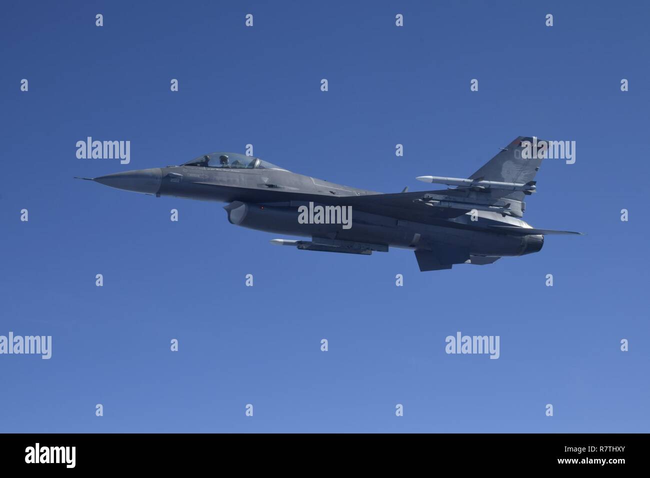 F-16C Fighting Falcon der 138 Fighter Wing, Oklahoma Air National Guard, fliegt die Flügel einer KC-135 R Stratotanker der 507th Air Refuelling Flügel, Air Force Reserve Command, bei einem am 6. April 2017, über Missouri. Die F-16 hat die GLAS radar Reduzierung Beschichtung haben gibt es ein etwas anderes Aussehen zu den am häufigsten gesehen Lackierung der vorangegangenen Jahre. Stockfoto