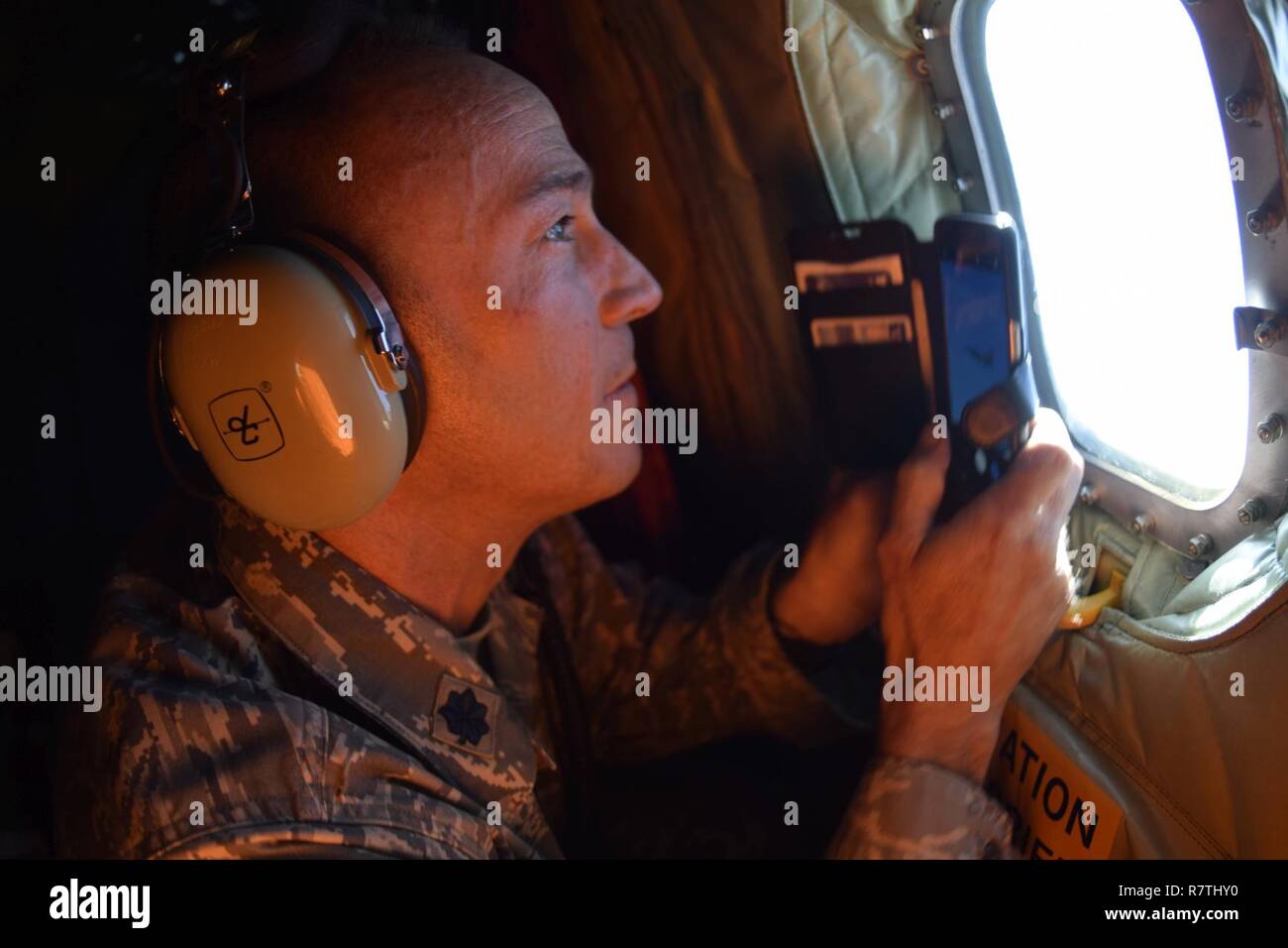 Oberstleutnant Lance Sieger, 513Th Air Control Gruppe stellvertretender Kommandant, nimmt Fotos der F-16 fliegen die Flügel einer KC-135 R Stratotanker der 507th Air Refuelling Flügel, Air Force Reserve Command, während eines lokalen Ausbildung Flug mit Mitgliedern von 2017 Klasse 6. April die Tinker Air Force Base Honorary Commander's, 2017, Tinker Air Force Base, Oklahoma. Die Ehrenamtlichen Commander's über Mission der KC-135 Stratotanker R's während der Luftbetankung Mission mit F-16s Der 138 Fighter Wing, Oklahoma Air National Guard gelernt. Stockfoto