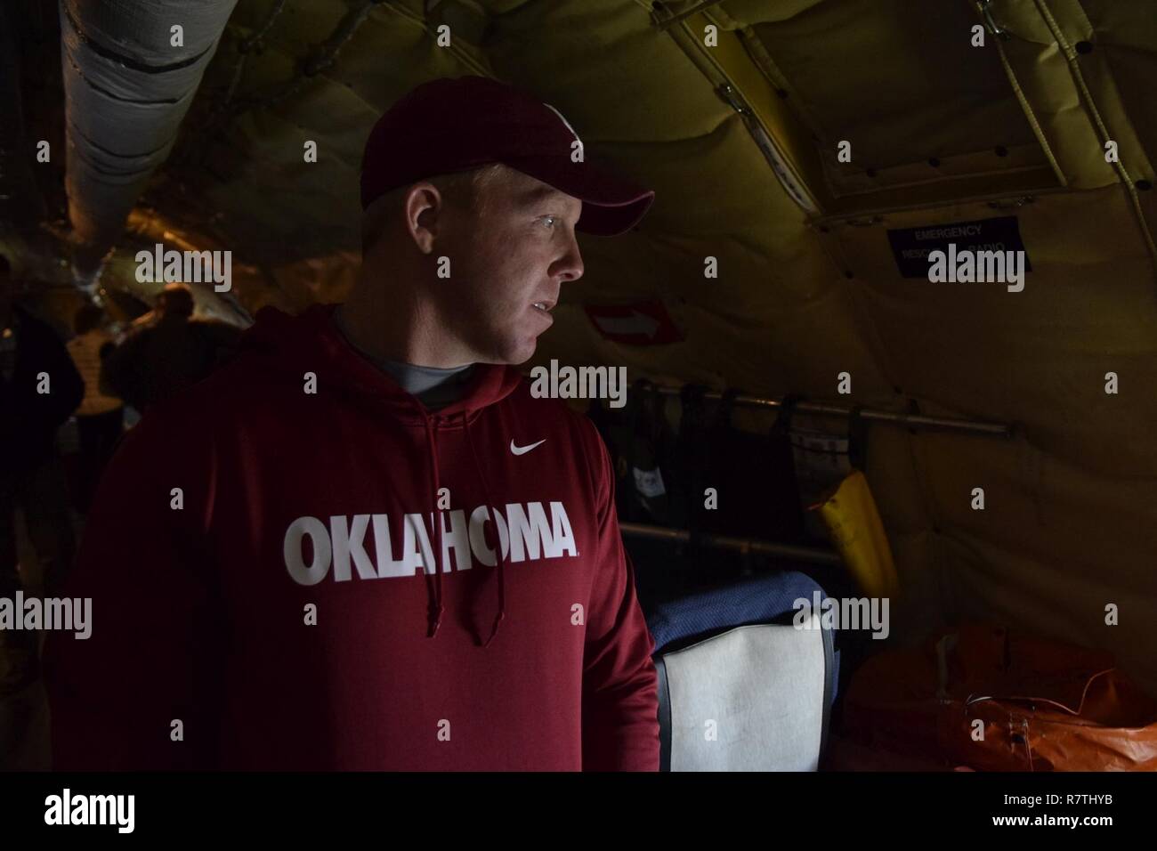 Brian Beller, Washington High School Football Programm assistant Head Coach, schaut aus dem Fenster einer KC-135 R Stratotanker der 507th Air Refuelling Flügel, Air Force Reserve Command, während eines lokalen Ausbildung Flug mit Mitgliedern von 2017 Klasse 6. April die Tinker Air Force Base Honorary Commander's, 2017, Tinker Air Force Base, Oklahoma. Die Ehrenamtlichen Commander's über Mission der KC-135 Stratotanker R's während der Luftbetankung Mission mit F-16s Der 138 Fighter Wing, Oklahoma Air National Guard gelernt. Stockfoto