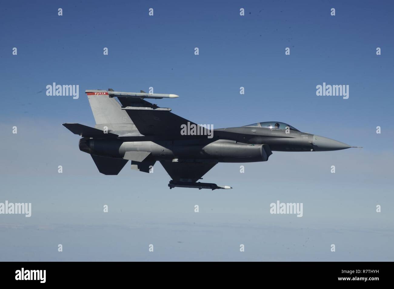 F-16C Fighting Falcon der 138 Fighter Wing, Oklahoma Air National Guard, fliegt die Flügel einer KC-135 R Der 507Th Air Refuelling Flügel, Air Force Reserve Command, bei einem am 6. April 2017, über Missouri. Die F-16 hat die GLAS radar Reduzierung Beschichtung haben gibt es ein etwas anderes Aussehen zu den am häufigsten gesehen Lackierung der vorangegangenen Jahre. Stockfoto