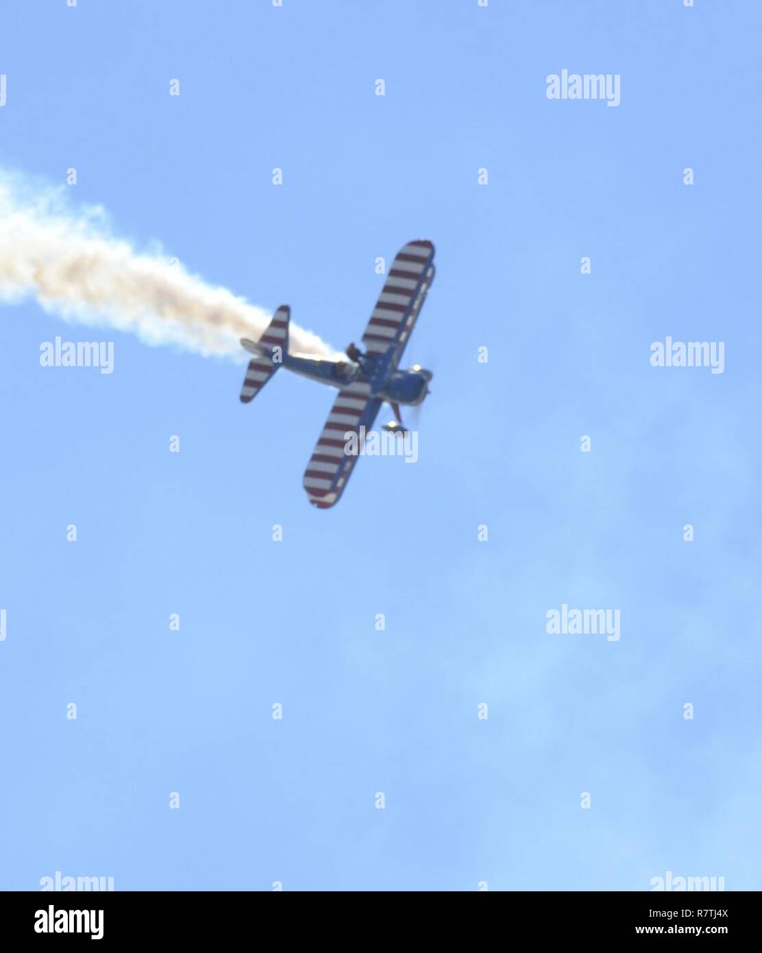 Das Team von Greg und Ashley Shelton von Greg Shelton Airshows Kunstflugstaffel Streifen quer über den Himmel während Ashley Shelton Spaziergänge auf den Flügeln des 450 Super Stearman an Maxwell Air Force Base, Alabama während der Erbe zu Horizont Airshow am 8. April 2017. Die air show gedachte der 70. Jahrestag der US-Air Force und empfohlene zahlreiche Aktivitäten von stunt Shows zu statischen Displays von militärischen Flugzeugen. Stockfoto