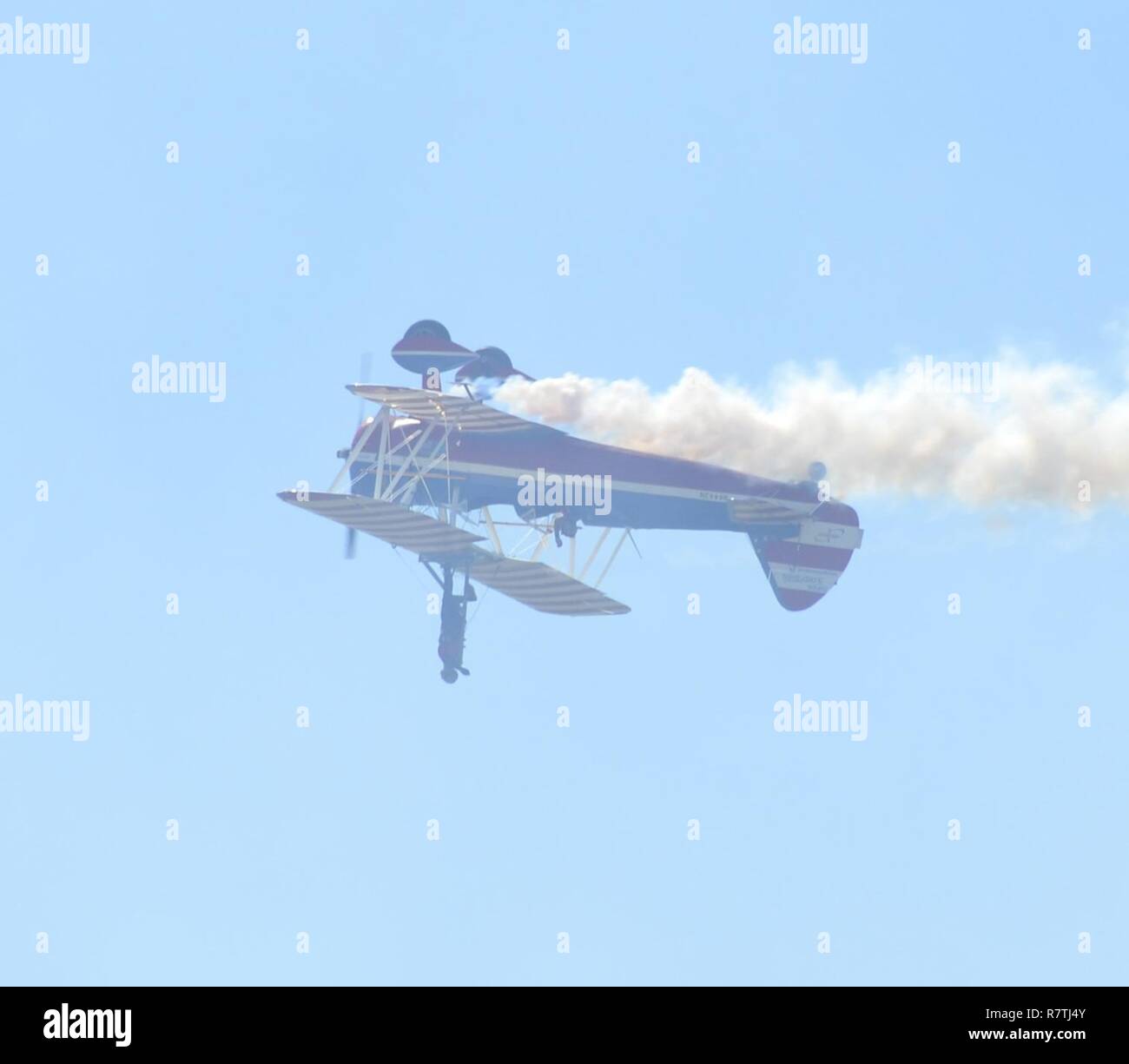 Das Team von Greg und Ashley Shelton von Greg Shelton Airshows Kunstflugstaffel Streifen quer über den Himmel während Ashley Shelton Spaziergänge auf den Flügeln des 450 Super Stearman an Maxwell Air Force Base, Alabama während der Erbe zu Horizont Airshow am 8. April 2017. Die air show gedachte der 70. Jahrestag der US-Air Force und empfohlene zahlreiche Aktivitäten von stunt Shows zu statischen Displays von militärischen Flugzeugen. Stockfoto