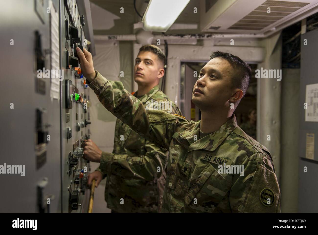 Spc. Huy Dinh und SPC. Dylan Schön, U.S. Army Reserve watercraft Bediener und Techniker Soldaten des 949Th Transportation Company, eine Einheit, die in watercraft Operationen, Fracht- und Wasserfahrzeuge Engineering spezialisiert hat, stellen im Motor einer Logistik Support Vessel in Baltimore, Md., April 7-8, 2017. Stockfoto