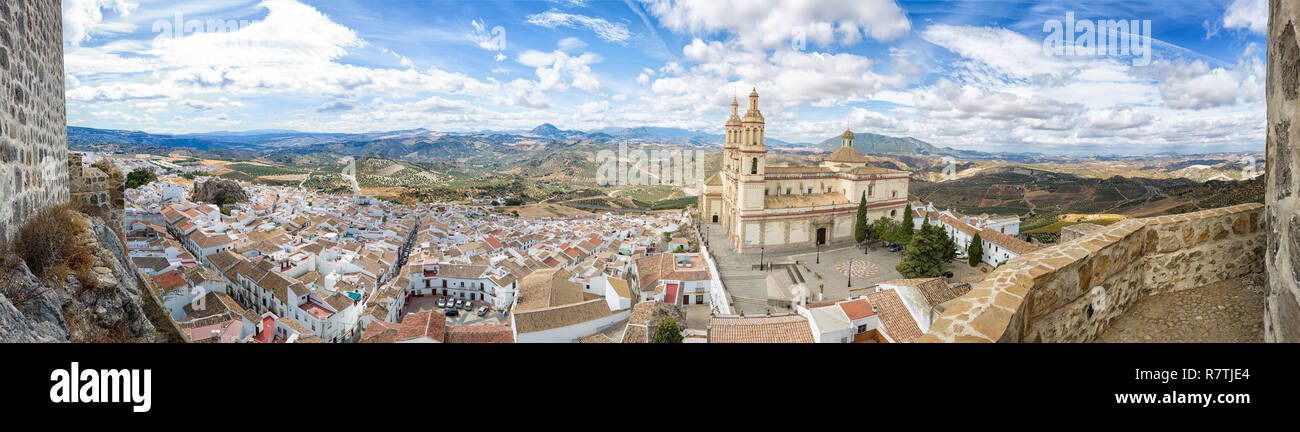 Ein Blick von der alten Burg über Olvera in die Altstadt von Olvera, Andalusien, Spanien mit der Kirche "Nuestra Senora de la Encarnacion". Stockfoto