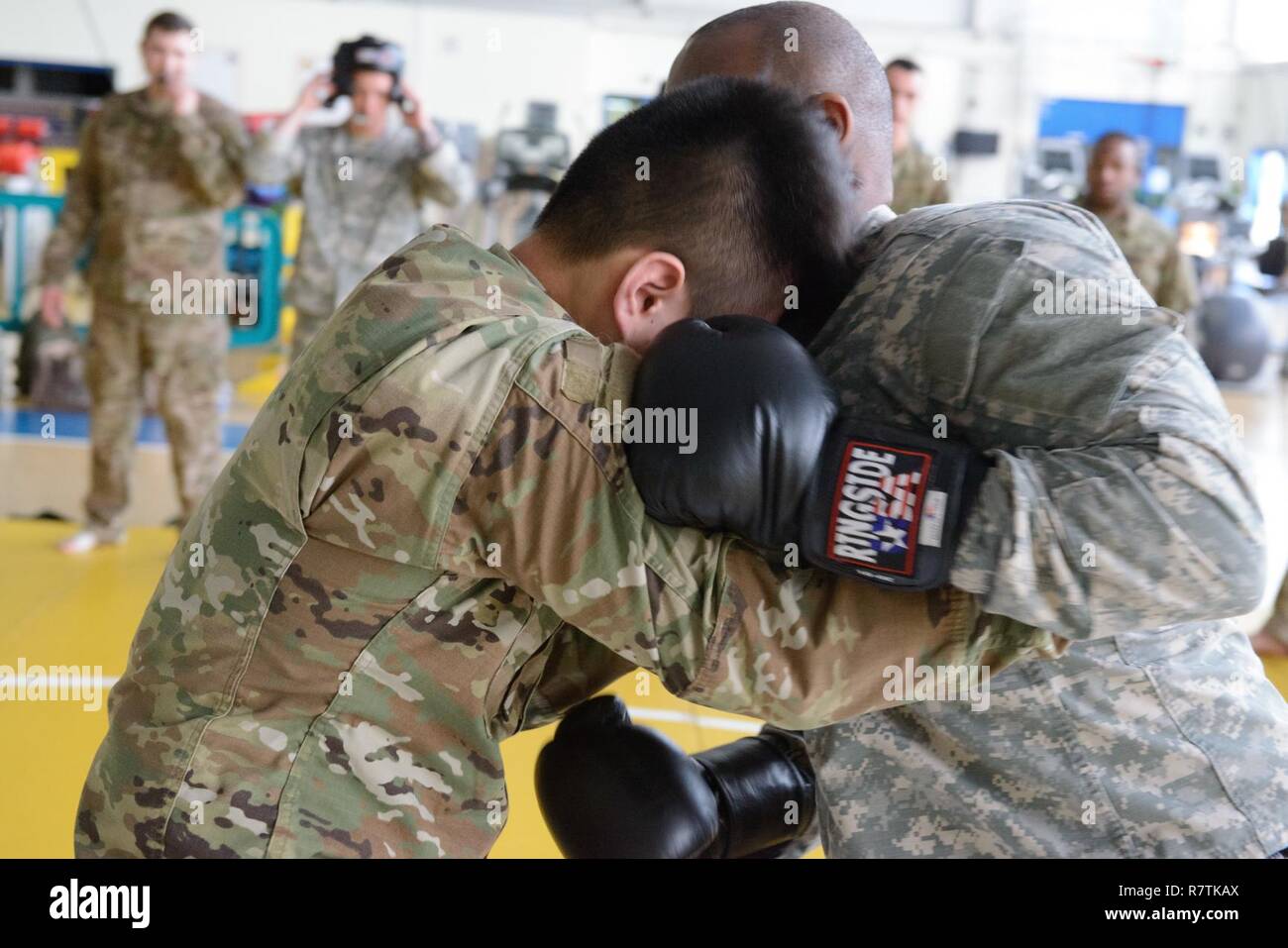 Us-Armee Sgt. 1. Klasse Trazarra Patman, Assistant Instructor, um die Form der zahnmedizinischen Klinik zugeordnet, pummels Student für die Klammern Bohrer, während dem Sie haben Ihre Gegner zu halten, um seine Schläge zu stoppen, für eine combatives Ebene eine Klasse auf chièvres Air Base, Belgien, 22. März 2017 unterrichtet. AFNORTH Bataillon, USANATO Brigade führte diese Klasse offen zu militärischen Kräfte in den Benelux-staaten stationiert. Stockfoto