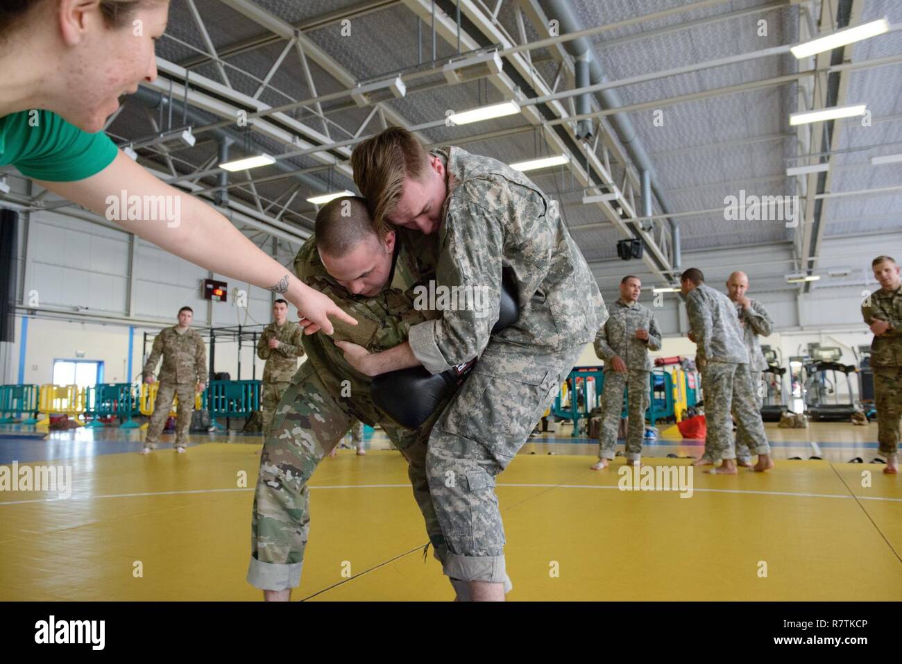 U.S. Army Staff Sgt. Maria Acuna, Links, Ausbilder, Kontrollen, wenn SPC. Christopher Laughlin führt eine ordnungsgemäße Klammern auf Sgt. Joe Primeau, Assistant Instructor, um seine Schläge zu stoppen, für eine combatives Ebene eine Klasse auf chièvres Air Base, Belgien, 22. März 2017 unterrichtet. Alle drei Soldaten sind zu afnorth Bataillon, USANATO Brigade, die Einheit, led, diese Klasse zu militärischen Kräfte in den Benelux-staaten stationiert Öffnen zugewiesen. Stockfoto