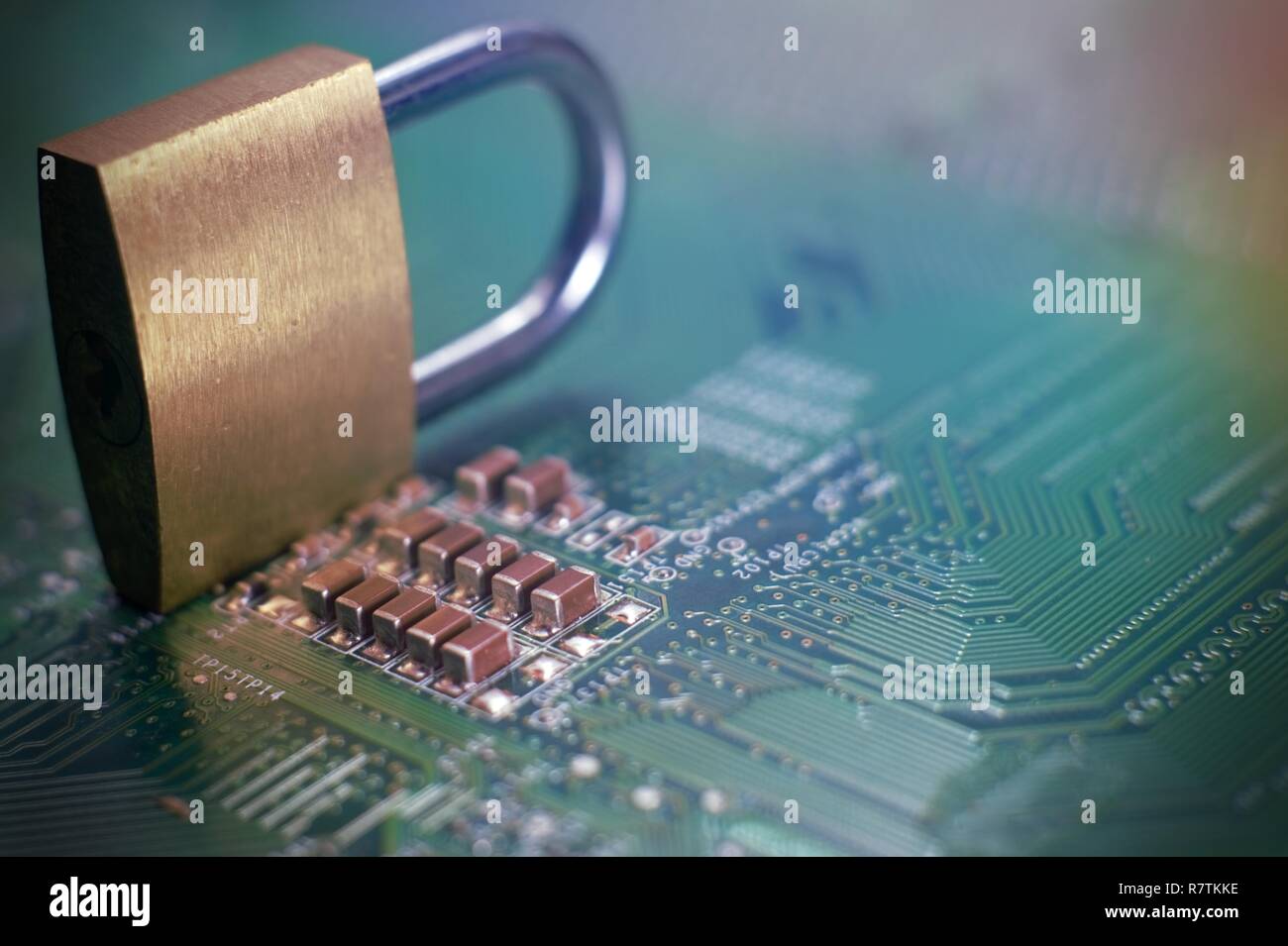 Golden lock sitzen auf elektrischen Schaltkreis als Konzept der Internet Data Sicherheit. Close-up Full Frame von oben mit Kopie Raum gesehen Stockfoto