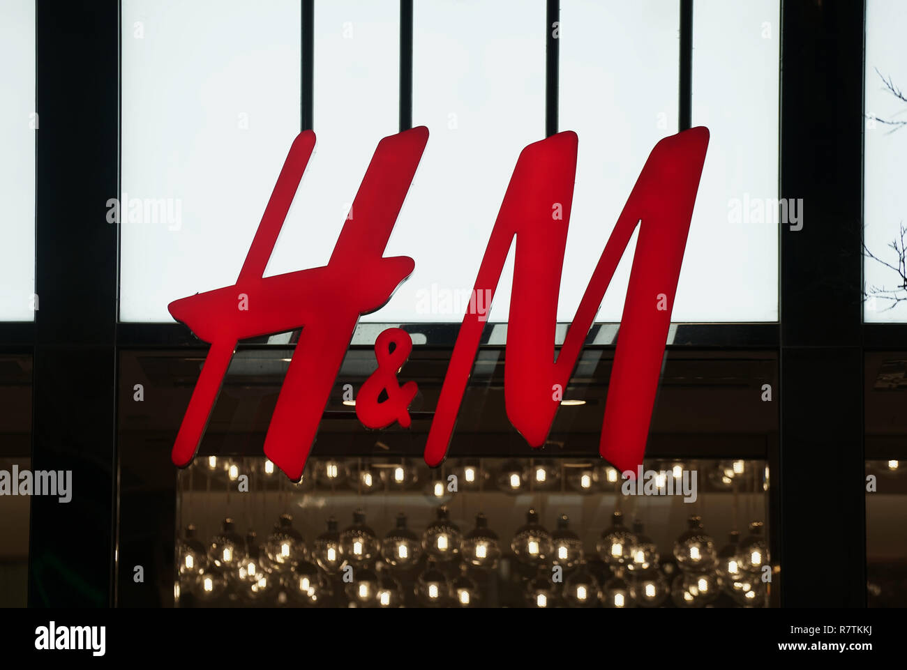 Montreal, Kanada, 10. Dezember, 2018. H&M Kleidung Store anmelden. Credit: Mario Beauregard/Alamy leben Nachrichten Stockfoto