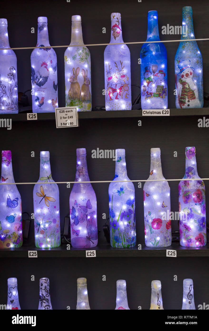 Dekoratives Licht Flasche Geschenke auf dem Markt an der Winchester Weihnachtsmarkt, Winchester, Hampshire, UK im Dezember - Leuchtet in Flaschen Abschaltdruck Stockfoto