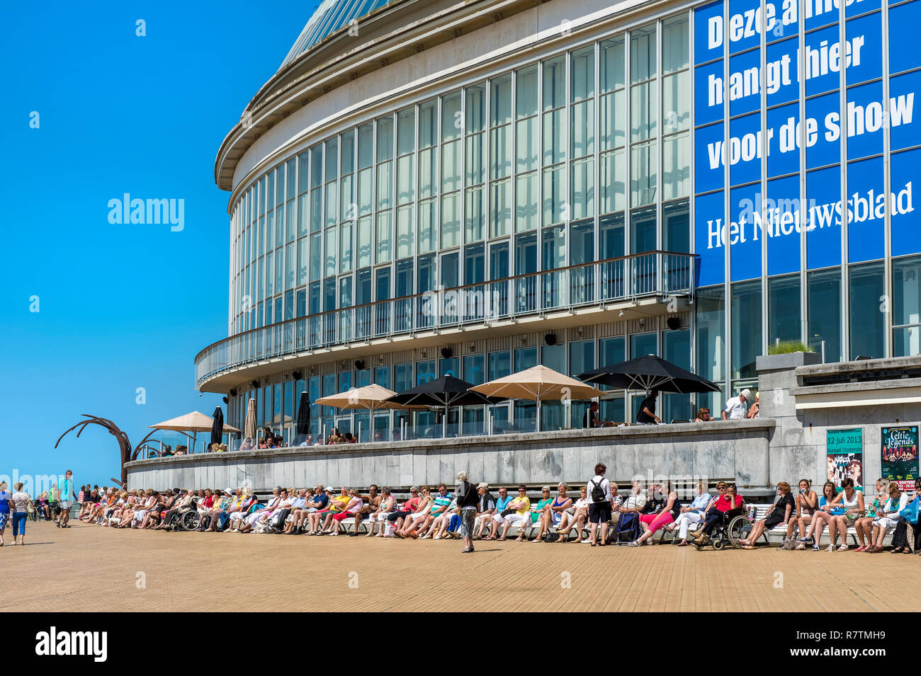 Menschen Sonnenbaden vor dem Kasino Oostende, Oostende, Westflandern, Belgien Stockfoto