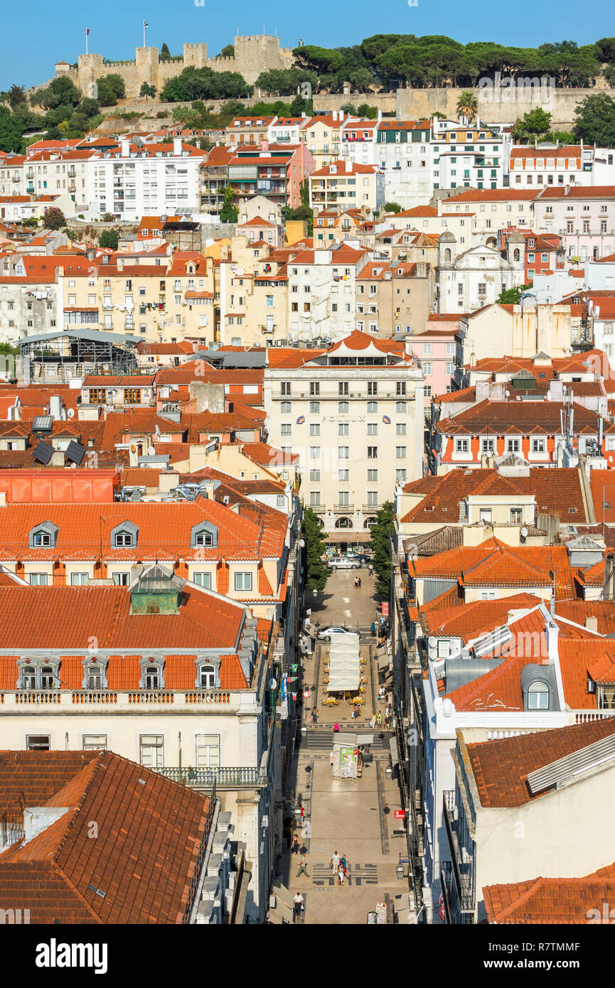 Augusta Straße und Castelo de São Jorge, Baixa, Lissabon, Portugal Stockfoto