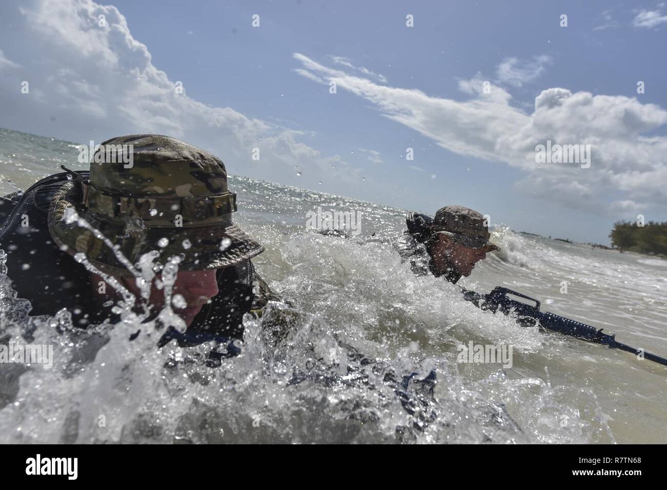 Ein US-Marine und Flieger durchführen scout Schwimmer Ausbildung während Marine Special Operations School's Individuelle Schulung, März 24, 2017, Key West, Fla. Zum ersten Mal, US Air Force Special Taktik Flieger drei Monate im ersten Marine Special Operations Command Marine Raider Ausbildung Pipeline ausgegeben, die Bemühungen um gemeinsame Denkweisen über Special Operations Forces zu errichten. Stockfoto