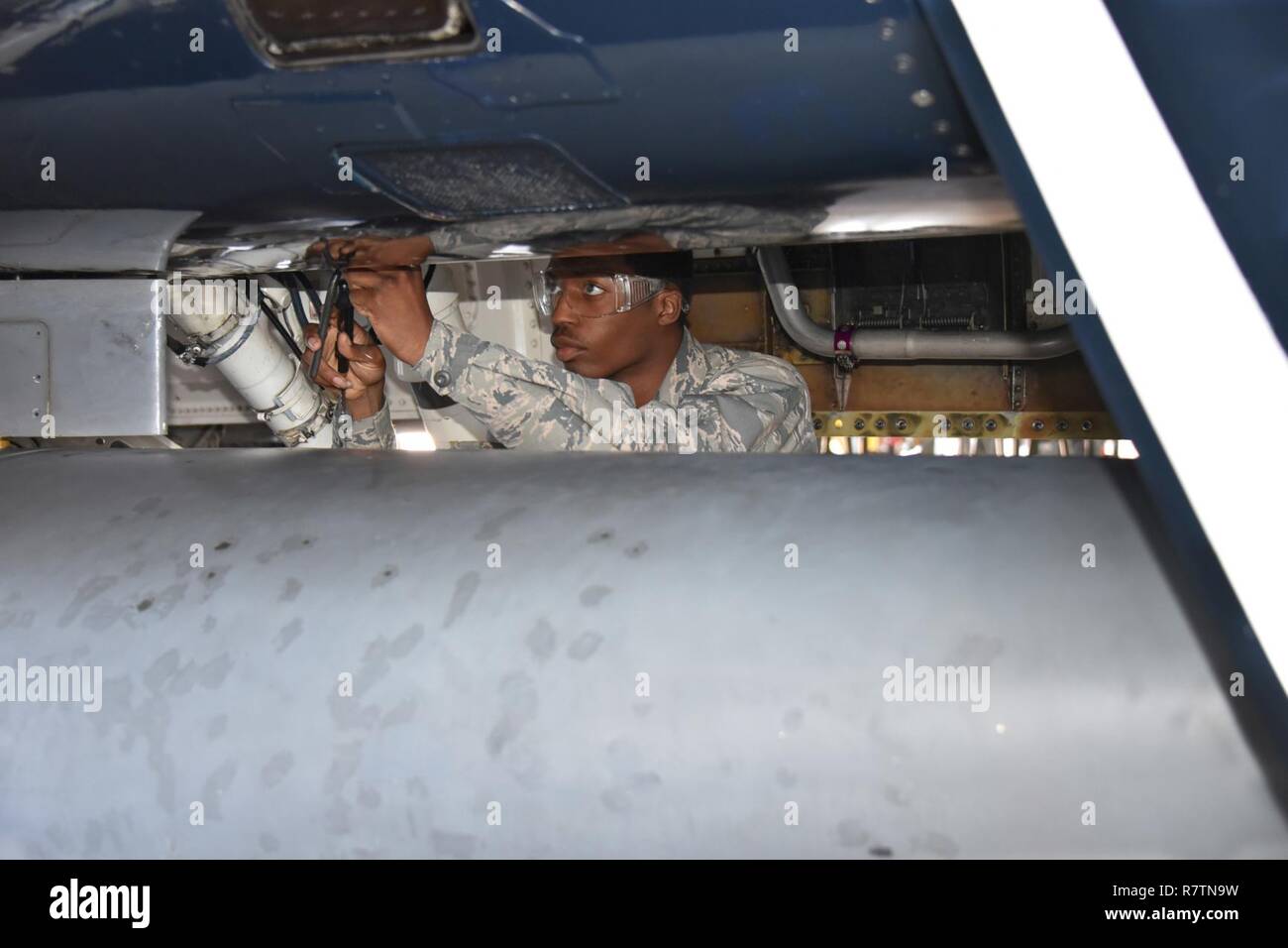 Airman Eric Mays, 362 Training Squadron F-16 Student führt Constant-Speed-Drive Wartung während der zweite Block des F-16 Tactical Aircraft Maintenance Lehrling Kurs bei Sheppard Air Force Base, Texas, 23. März 2017. Die Schulung ist etwa 58 akademische Tage, bestehend aus fünf Blöcken. Stockfoto