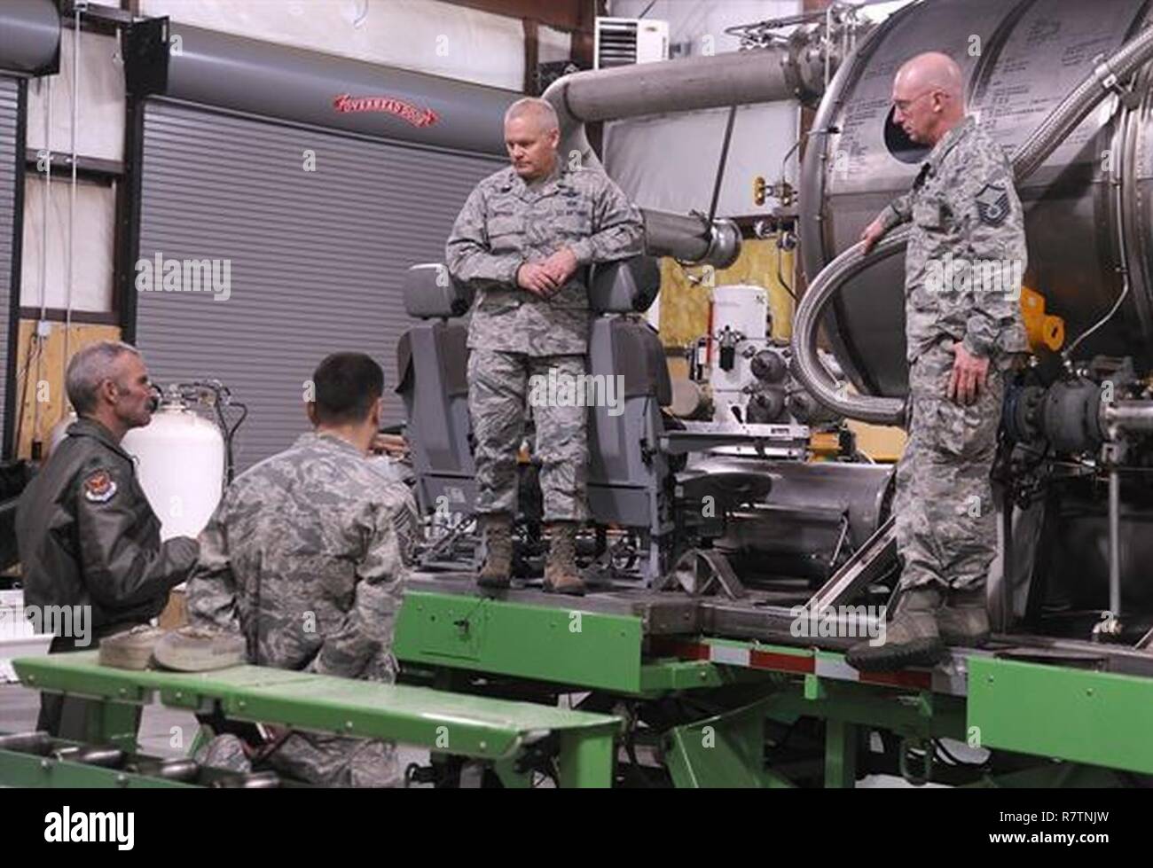 Oberstleutnant Lukas Thompson, unten links, die 302Nd Airlift Wing Leiter der Luftfeuerbekämpfung und Master Sgt. Tom Freeman, Oben rechts, ein modulares System zur Brandbekämpfung aus der Luft - qualifizierte C-130 Lademeister auf die Luftbrücke 731st Squadron zugewiesen werden, wird die Funktion und die Leistungsfähigkeit des U.S. Forest Service MAFFS Einheit mit Generalmajor John Stokes, der 22 Air Force Commander, und Chief Master Sgt diskutieren. Clinton Ronan, der 22 AF command Chief, Peterson Air Force Base, Colo, April 1, 2017. Stokes und Ronan met mit Citizen Piloten aus mehreren 302Nd AW-Staffeln bei ihrem Besuch im April Einheit Tr Stockfoto