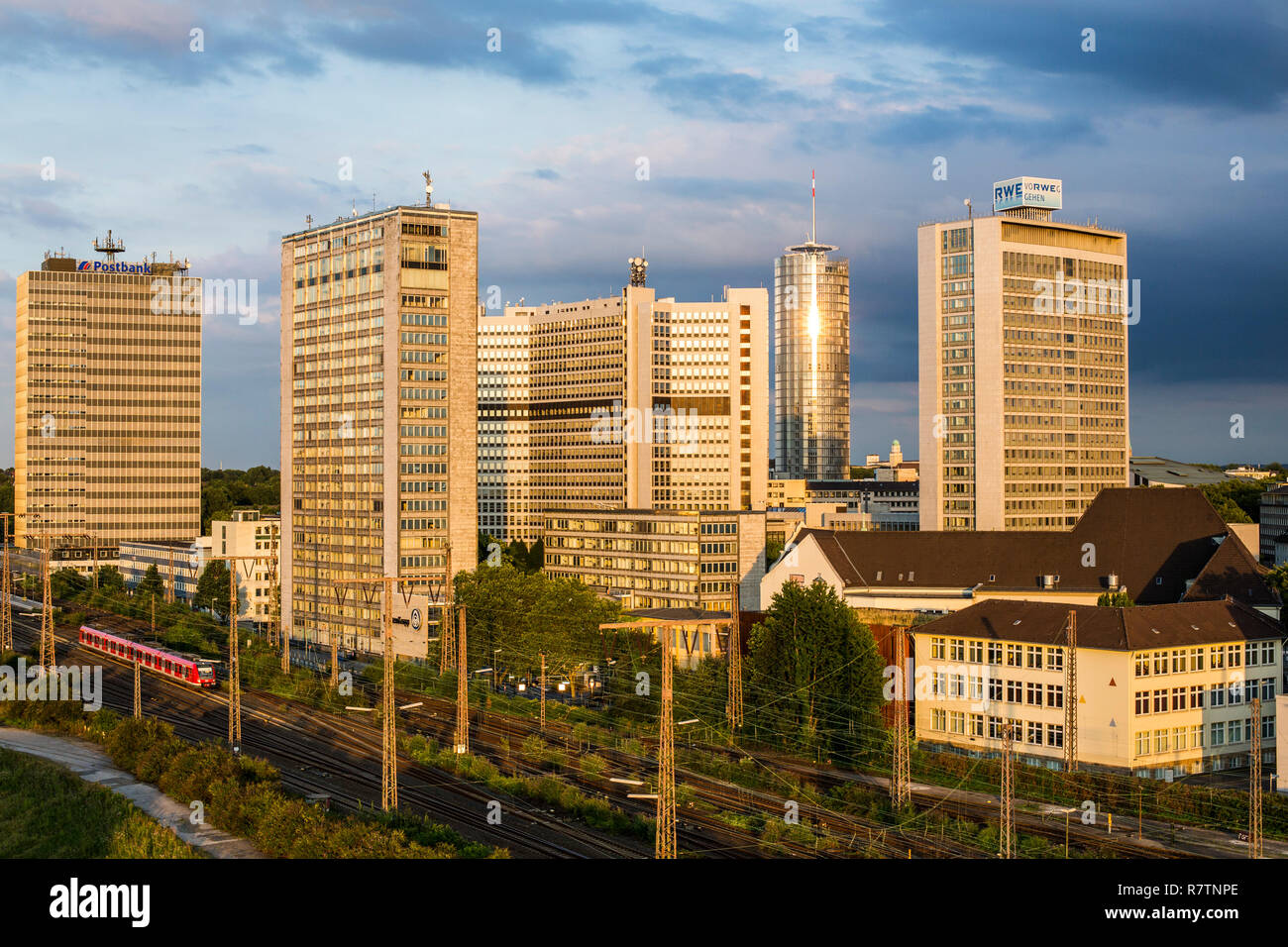 Wolkenkratzer In Der Stadt Essen Stockfotos Und Bilder Kaufen Alamy