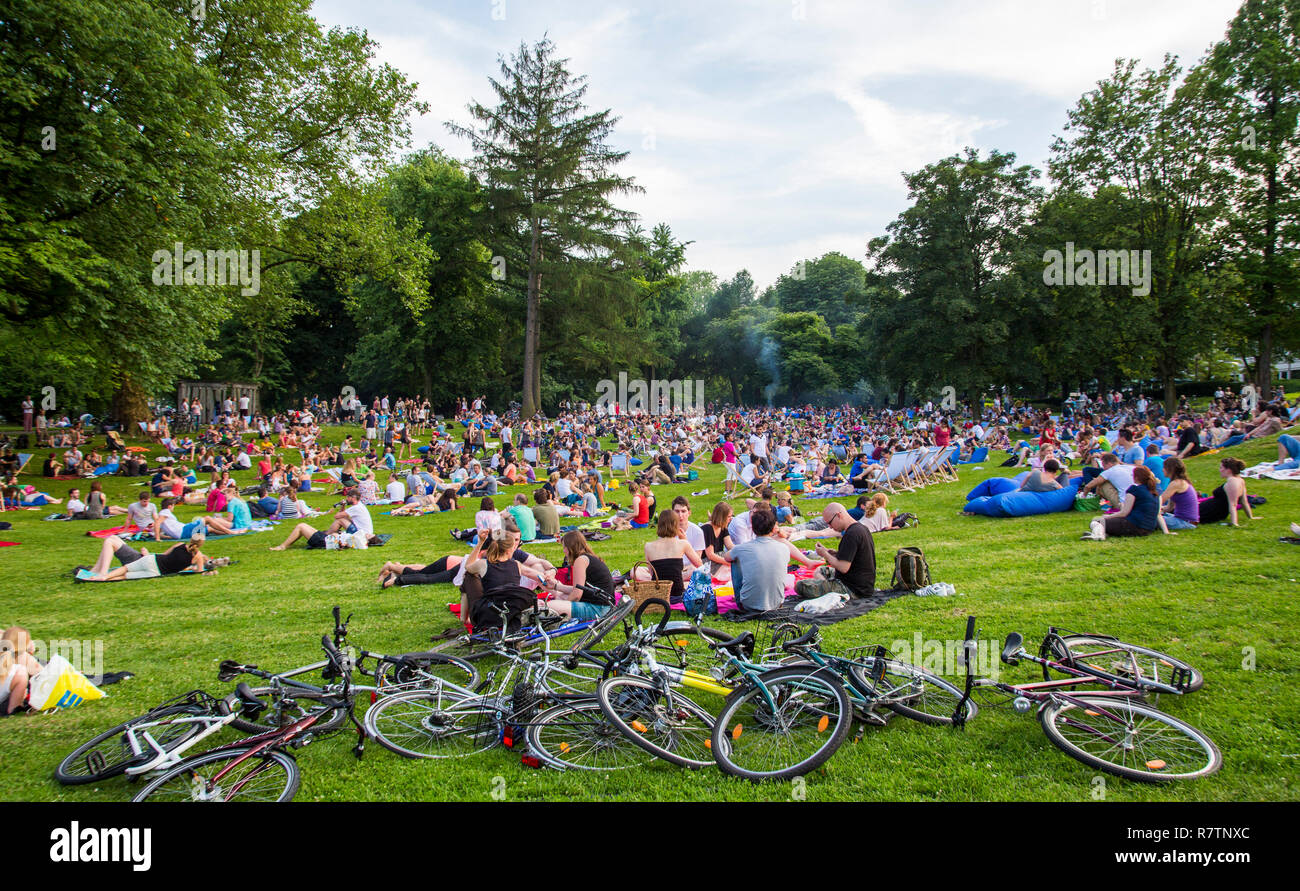 'Park Sounds", eine Veranstaltung mit elektronischer Musik und Picknicken im Stadtgarten Essen, Essen, Nordrhein-Westfalen Stockfoto