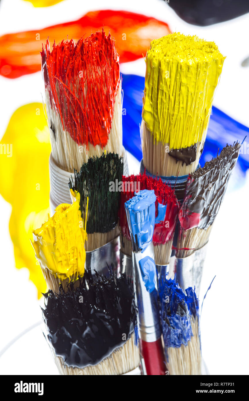Verschiedene Arten von Bürsten mit bunten Acrylfarben Stockfoto