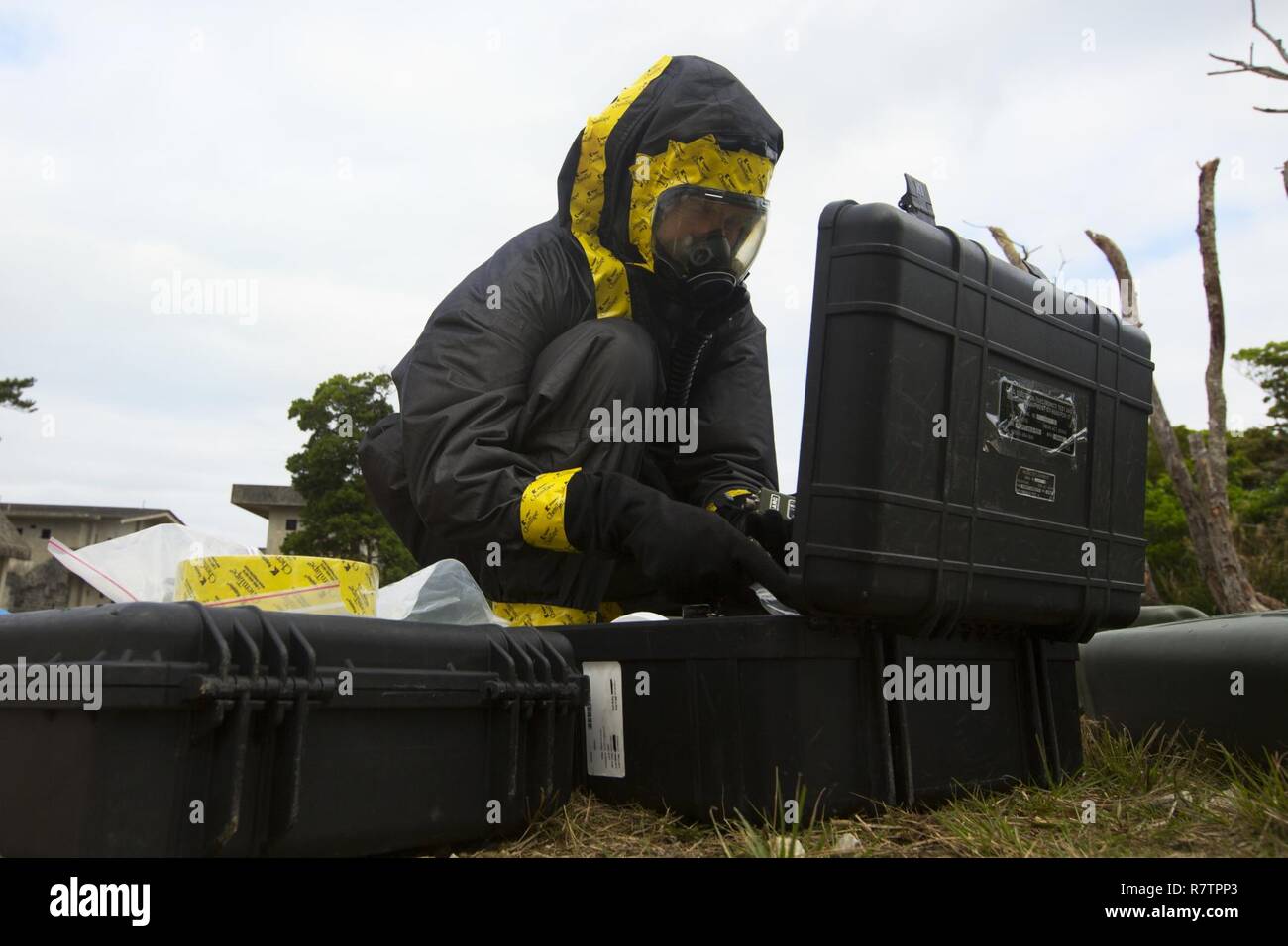 Ein Marine mit chemischen, biologischen, radiologischen, nuklearen (CBRN) G-3, Ausbildung, Marine Flügel Hauptsitz Support Squadron, 1. Marine Flugzeugflügel, III Marine Expeditionary Force, montiert, bevor ein gemeinsames Training auf Okinawa, Japan, 21. März 2017. Die übung Marinesoldaten und Flieger mit den notwendigen Fähigkeiten zu erkennen und CBRN-Bedrohungen in verschiedenen Umgebungen identifizieren. Stockfoto