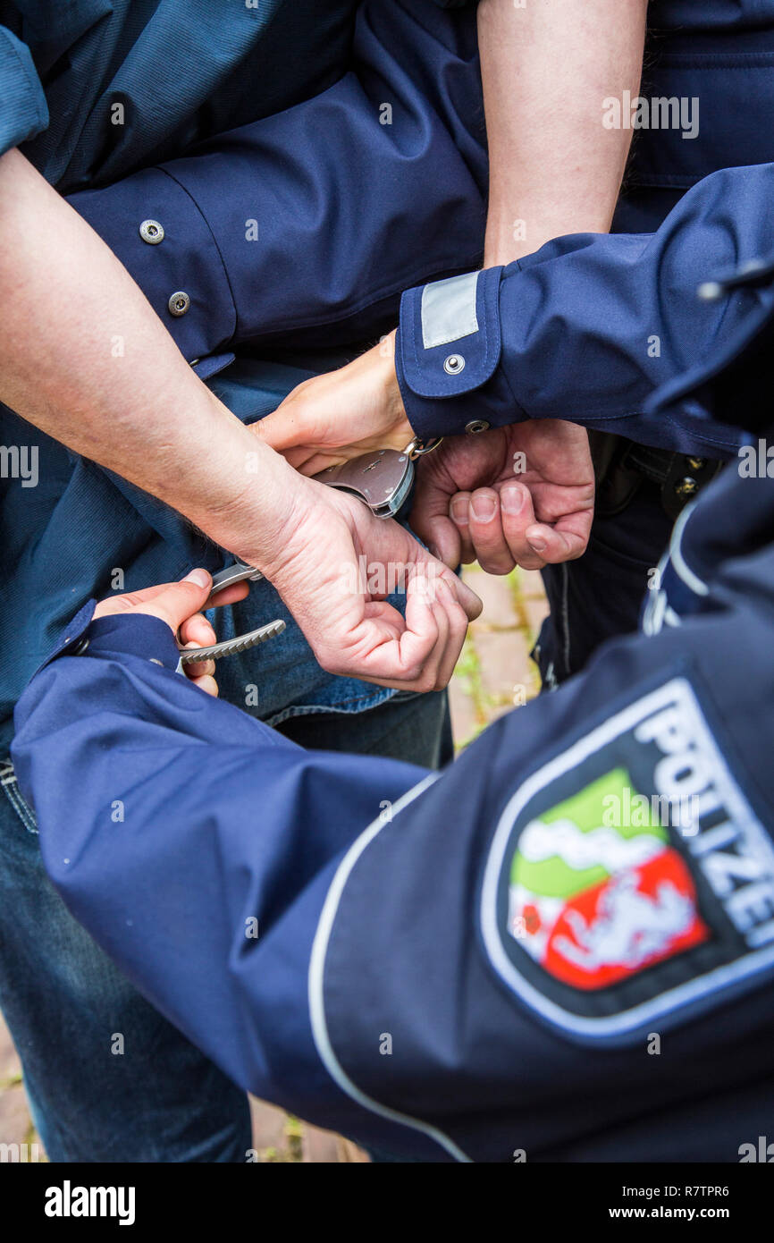 Polizei Handschellen setzen auf einen Täter, der NRW-Polizei, Nordrhein-Westfalen, Deutschland Stockfoto