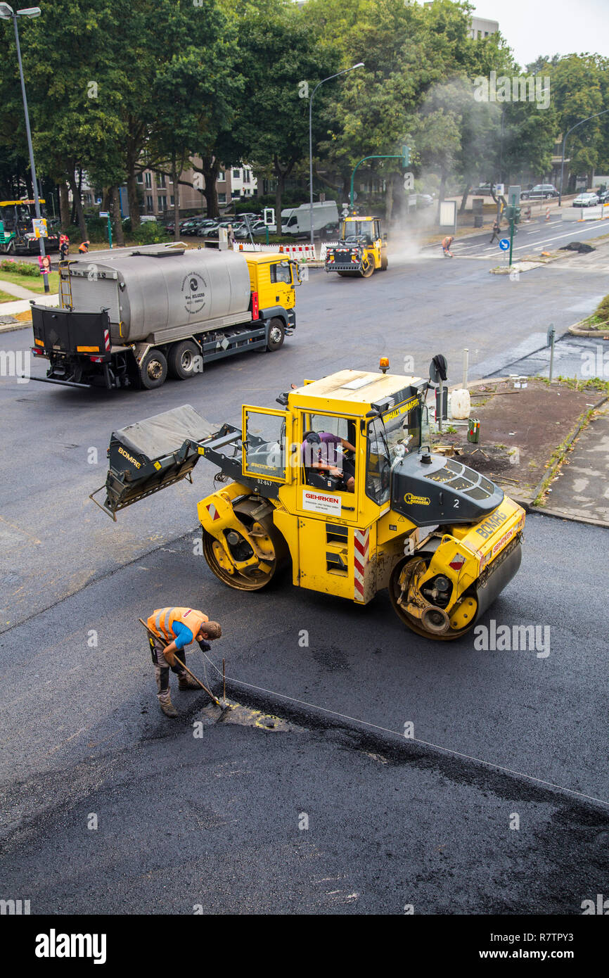 Rollende Maschinen während der Asphalt die Arbeit an einem großen städtischen Straße Baustelle, Essen, Nordrhein-Westfalen, Deutschland Stockfoto