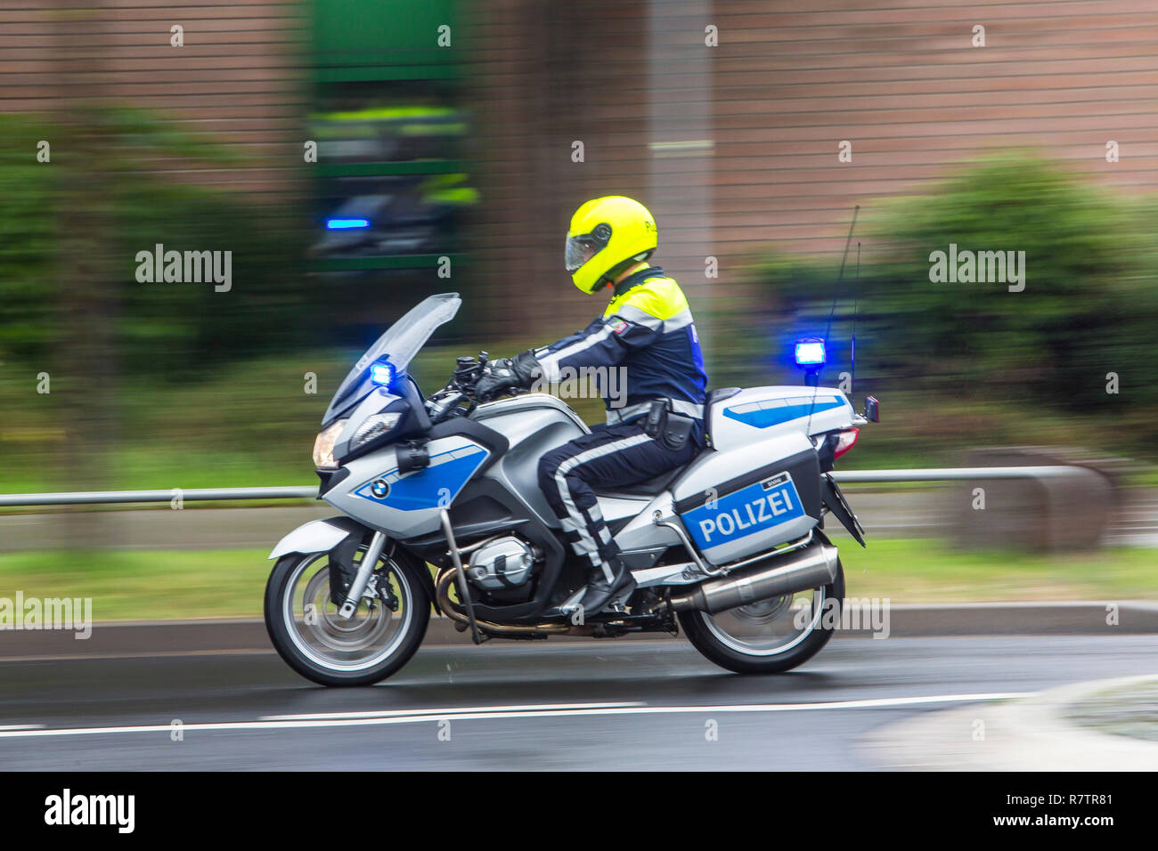 Polizisten tragen gelbe Helm auf einem Motorrad, Motorrad Patrouille der  Polizei NRW Polizei mit Blaulicht Stockfotografie - Alamy