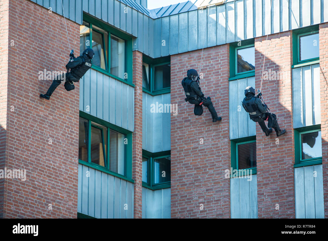 Spezialeinsatzkommandos, SEK, die spezielle Response Unit der Deutschen Polizeien, nach unten Abseilen an einer Wand, Ausübung der Stockfoto