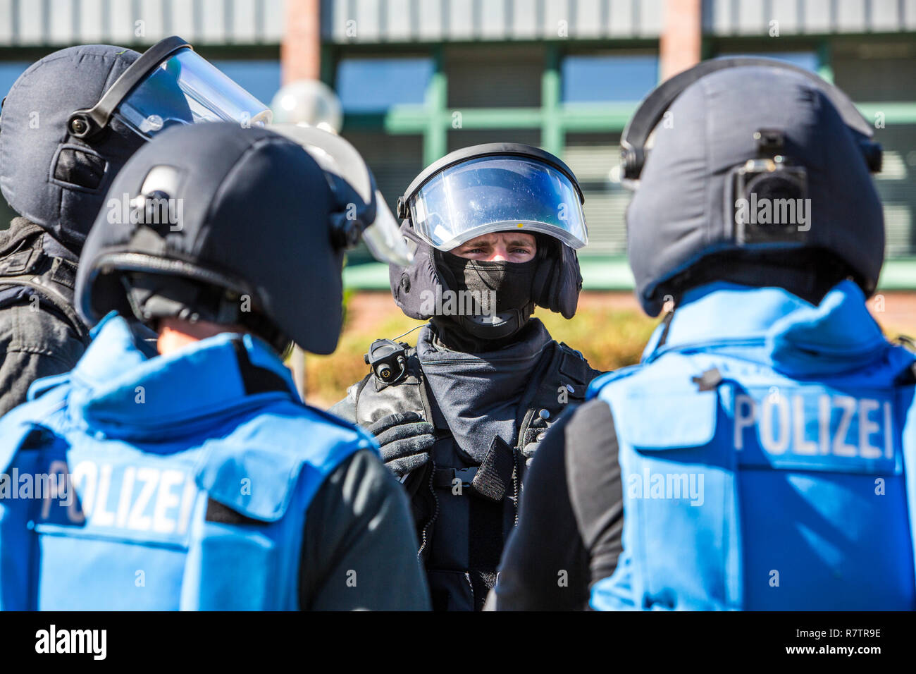 Spezialeinsatzkommandos, SEK, die spezielle Response Unit der Deutschen Polizeien, trägt blaue Warnwesten während eines Stockfoto