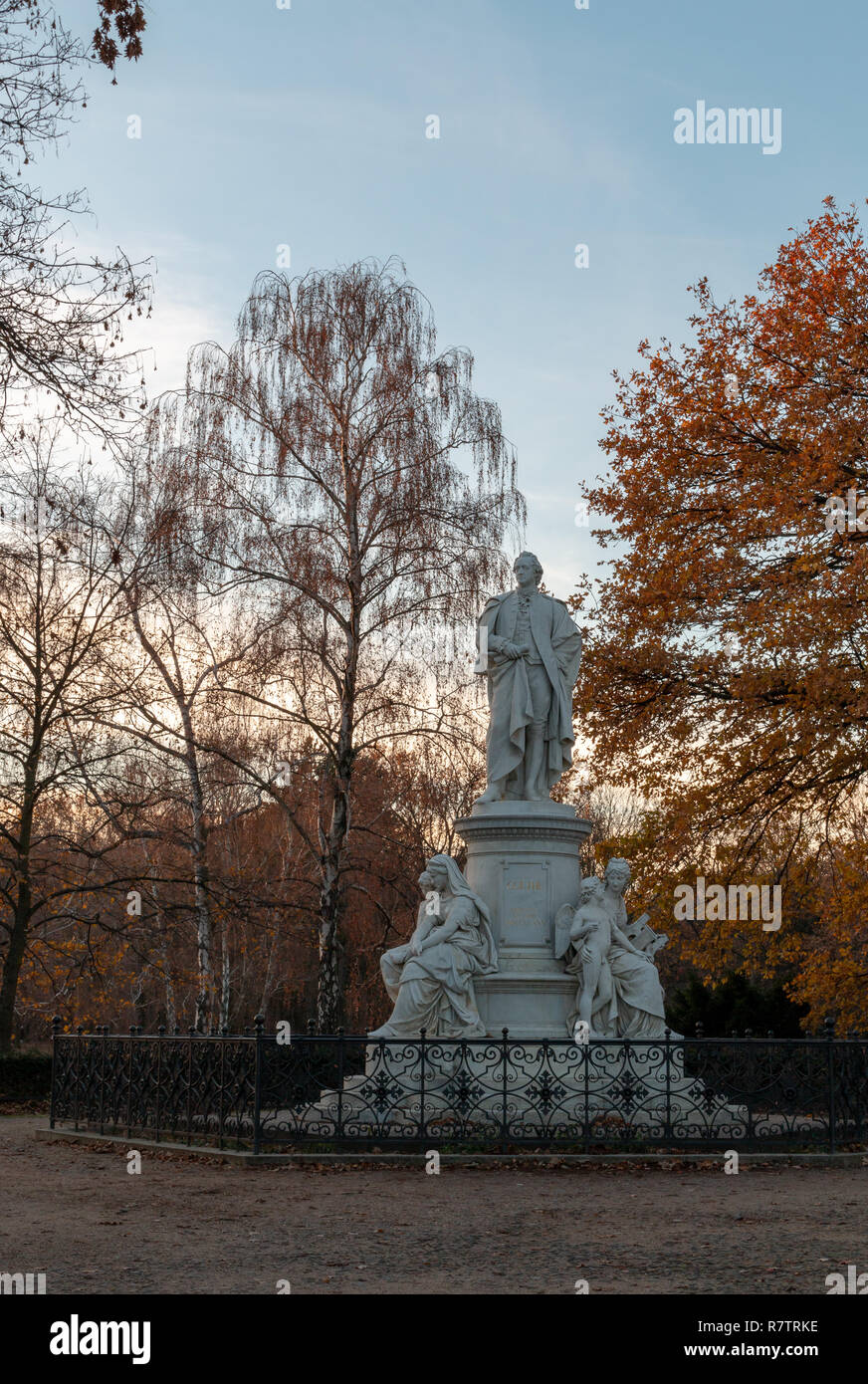 Die Goethe Denkmal in der Berliner Tiergarten gedenkt der deutsche Schriftsteller Johann Wolfgang von Goethe. Es wurde von Fritz Schaper 1880 geformt. Stockfoto