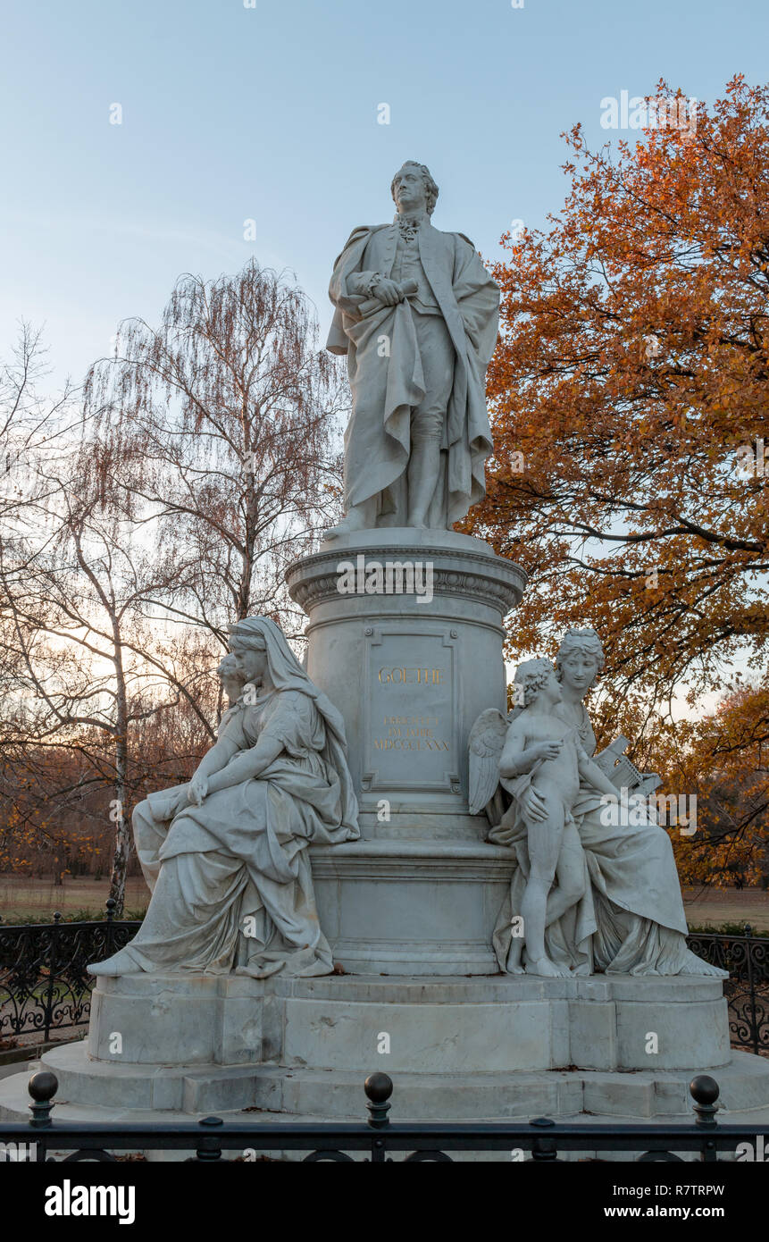 Die Goethe Denkmal in der Berliner Tiergarten gedenkt der deutsche Schriftsteller Johann Wolfgang von Goethe. Es wurde von Fritz Schaper 1880 geformt. Stockfoto