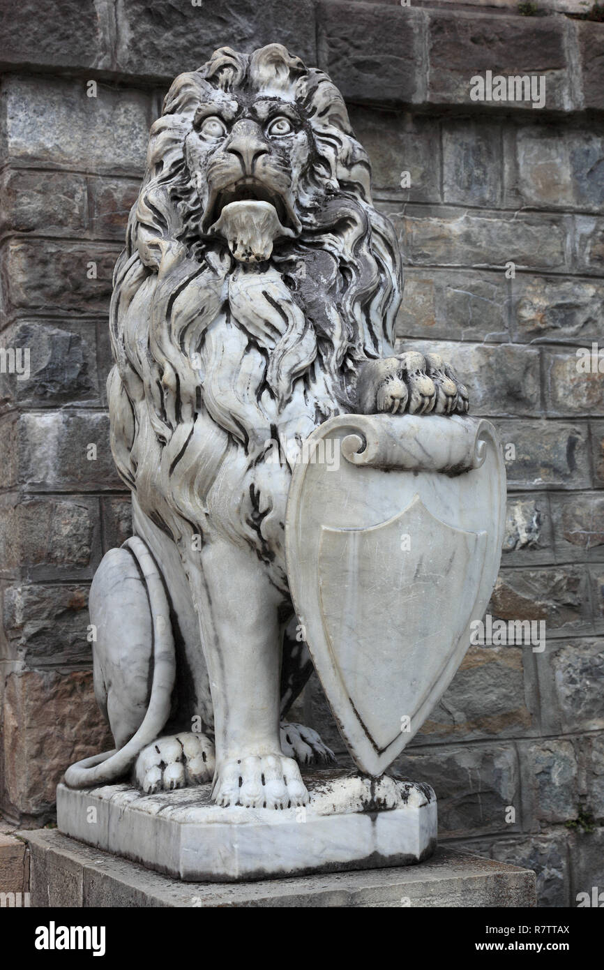Löwe mit Wappen, Peleș Schloss, Sinaia, Prahova County, der Walachei, Rumänien Stockfoto