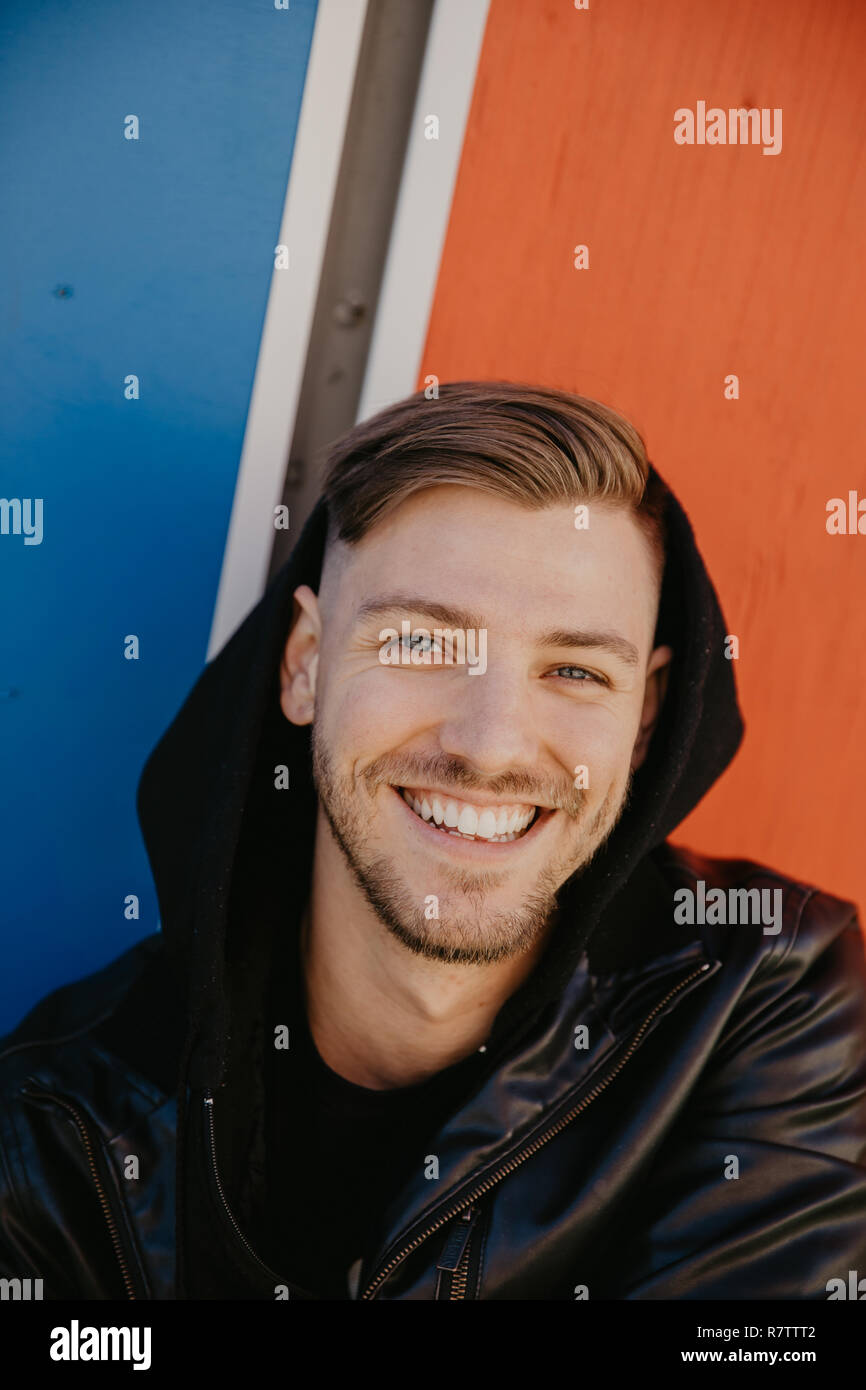 Schöne Attraktive männliche erwachsene Person Modell im Winter Herbst Jahreszeit Kopf Schüsse Gesicht Nahaufnahme Ausdruck Porträts mit leuchtenden Farben gemalten Hintergrund Stockfoto