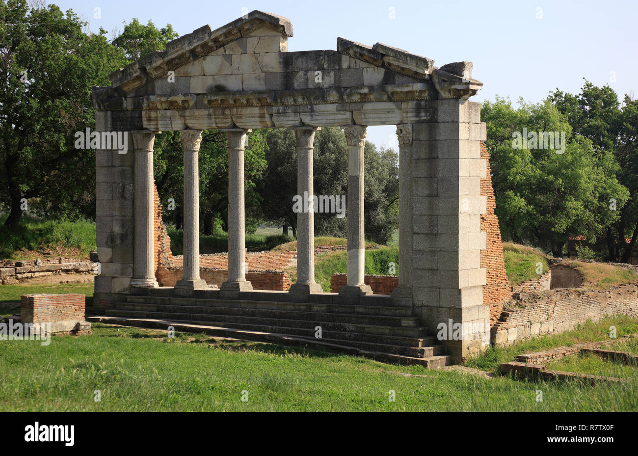 Restauriertes Denkmal Agonotheten, Teil der Buleuterion, Tempel, Ruinen von Apollonia, Apoloni, Apollonia, Fier County, Albanien Stockfoto