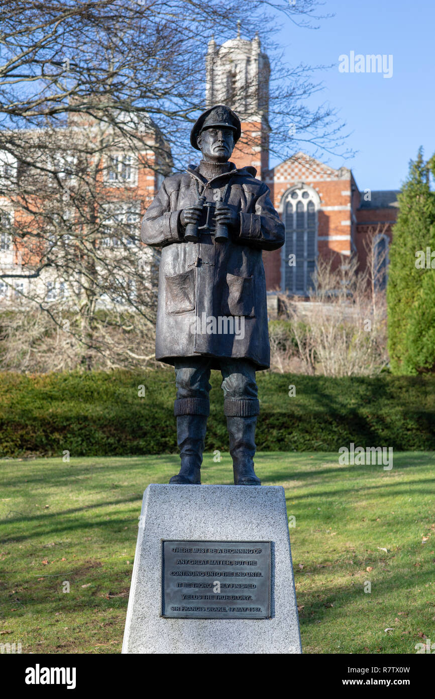 Judy Boyt der Skulptur der Watch Keeper im Britannia Royal Naval College Dartmouth BRNC über den Fluss Dart suchen Stockfoto Judy Boyt der Skulptur der Watch Keeper im Britannia Royal Naval College Dartmouth BRNC über den Fluss Dart suchen Stockfoto